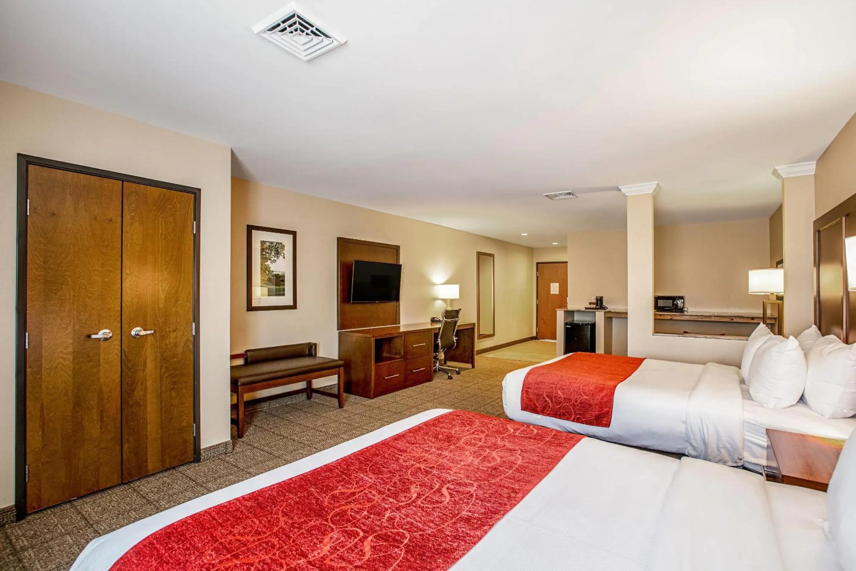 Bedroom, Bed in Comfort Suites Fishkill near Interstate 84