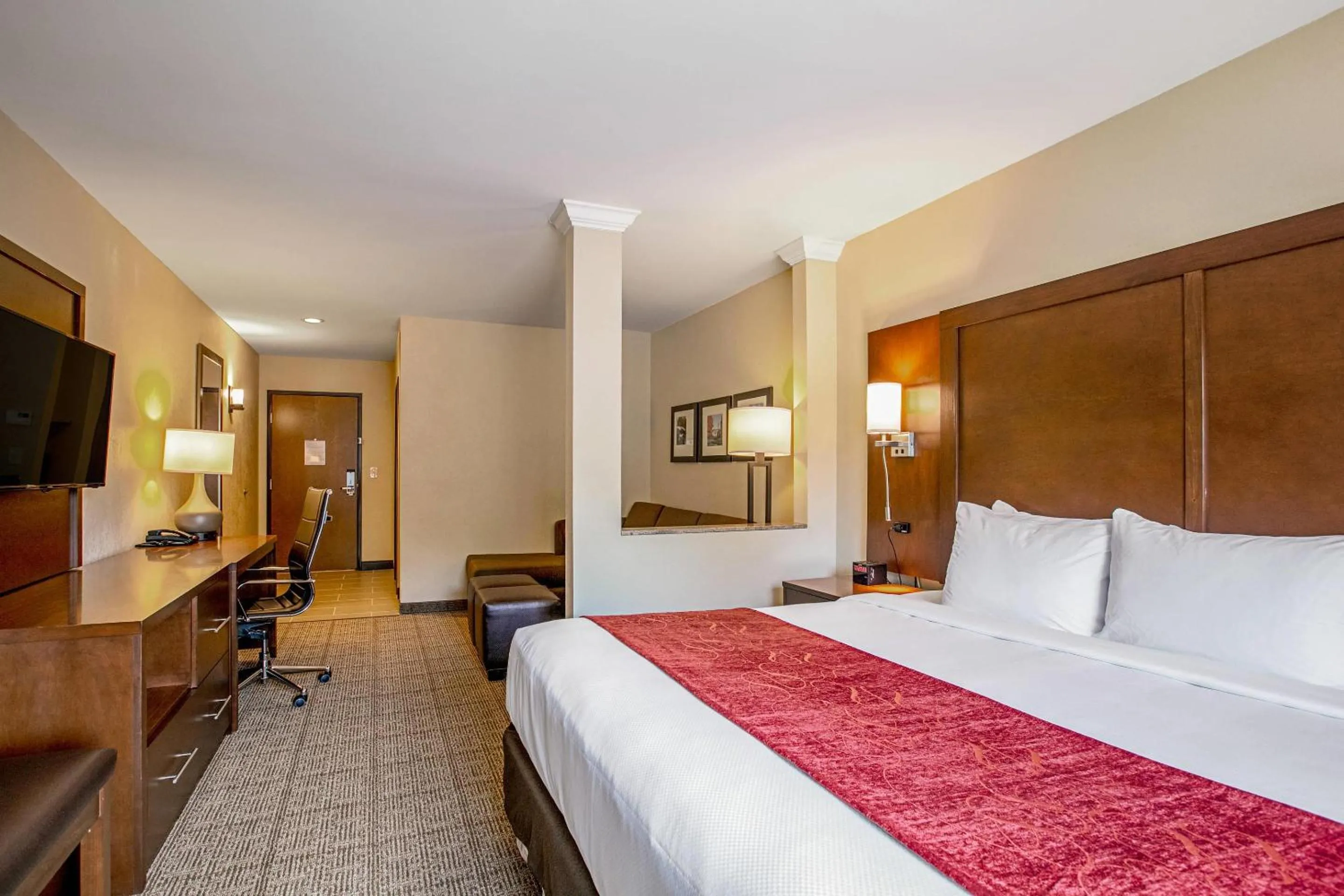 Bedroom, Bed in Comfort Suites Fishkill near Interstate 84