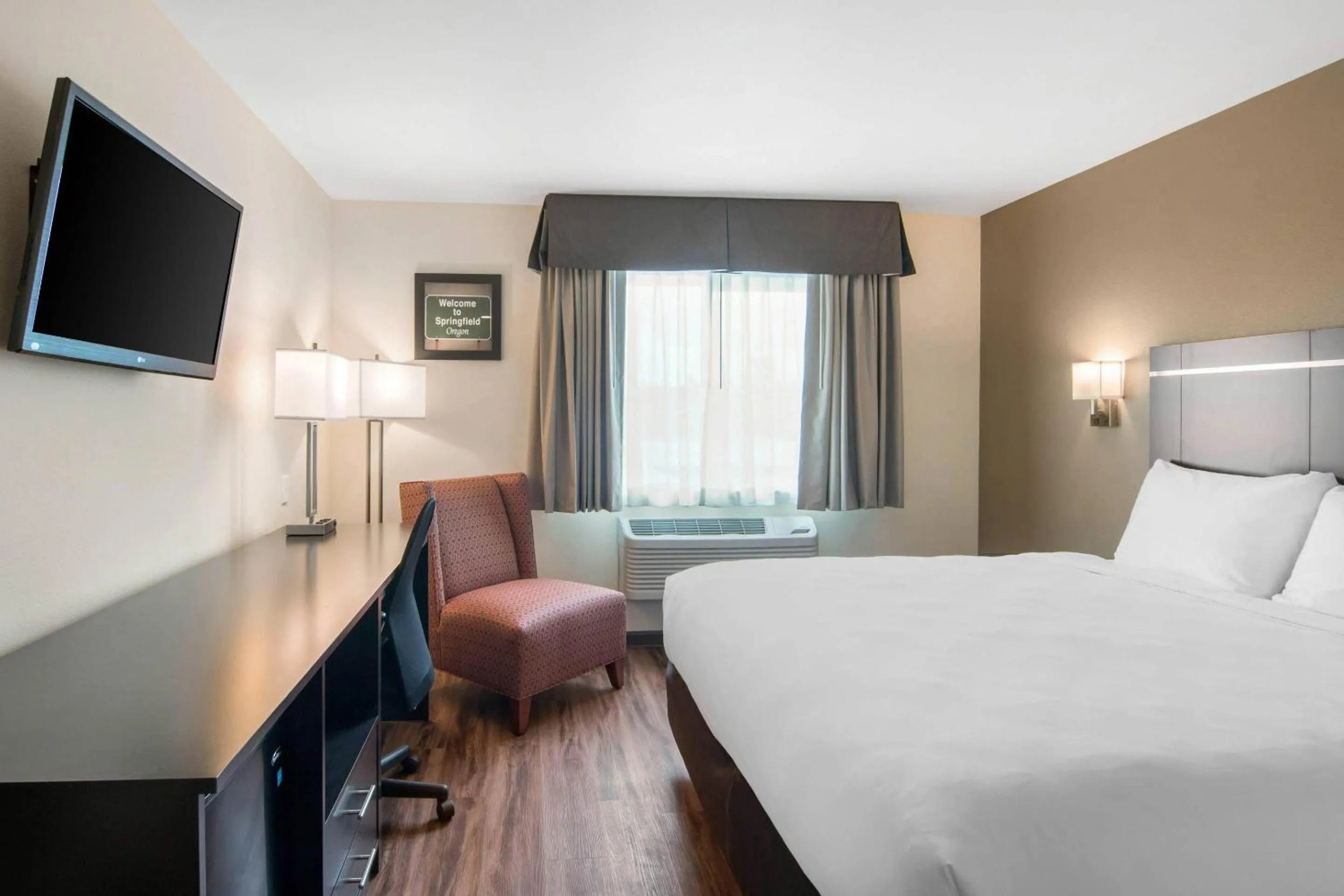 Bedroom, Bed in Econo Lodge Inn & Suites Springfield Main Street