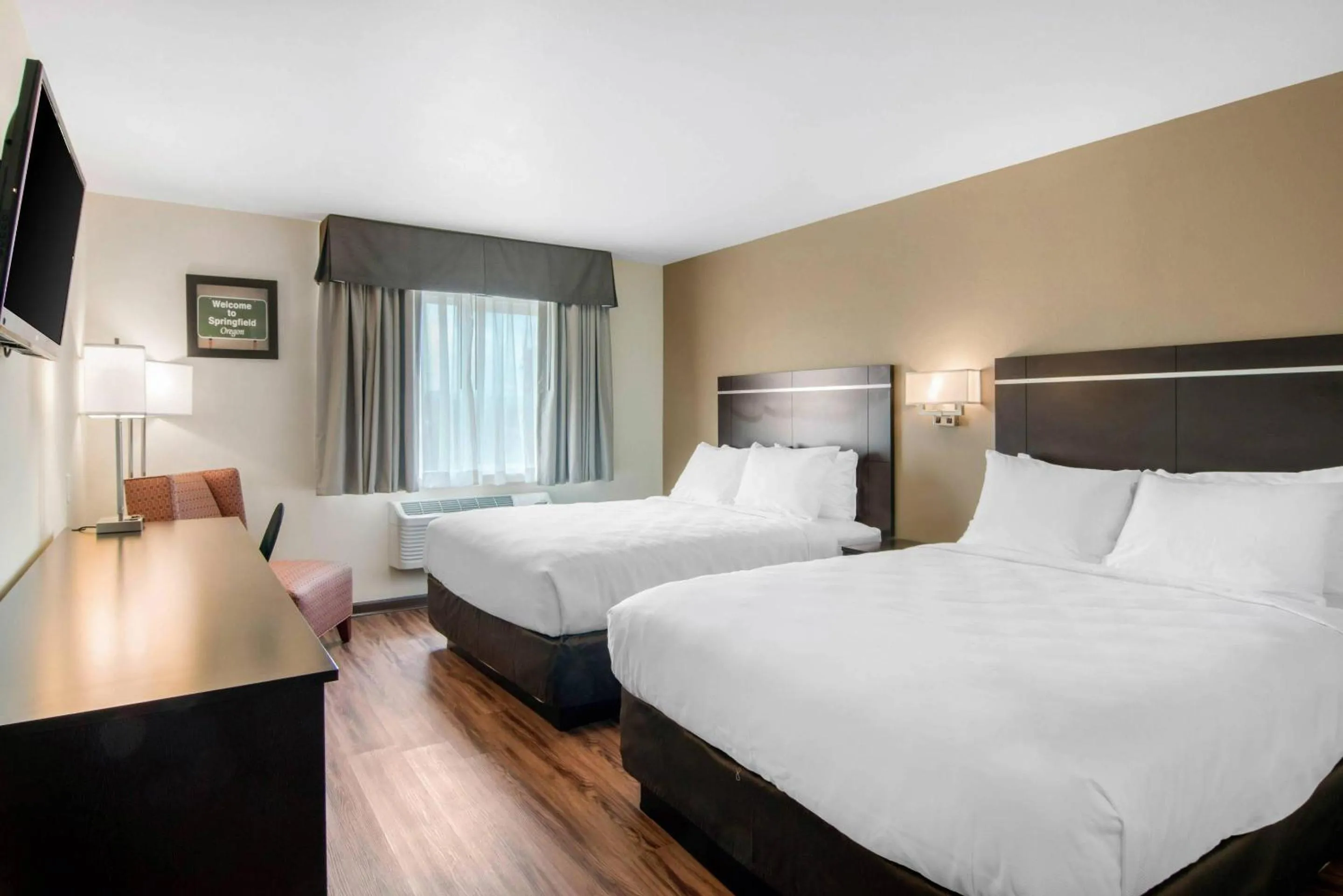 Bedroom, Bed in Econo Lodge Inn & Suites Springfield Main Street