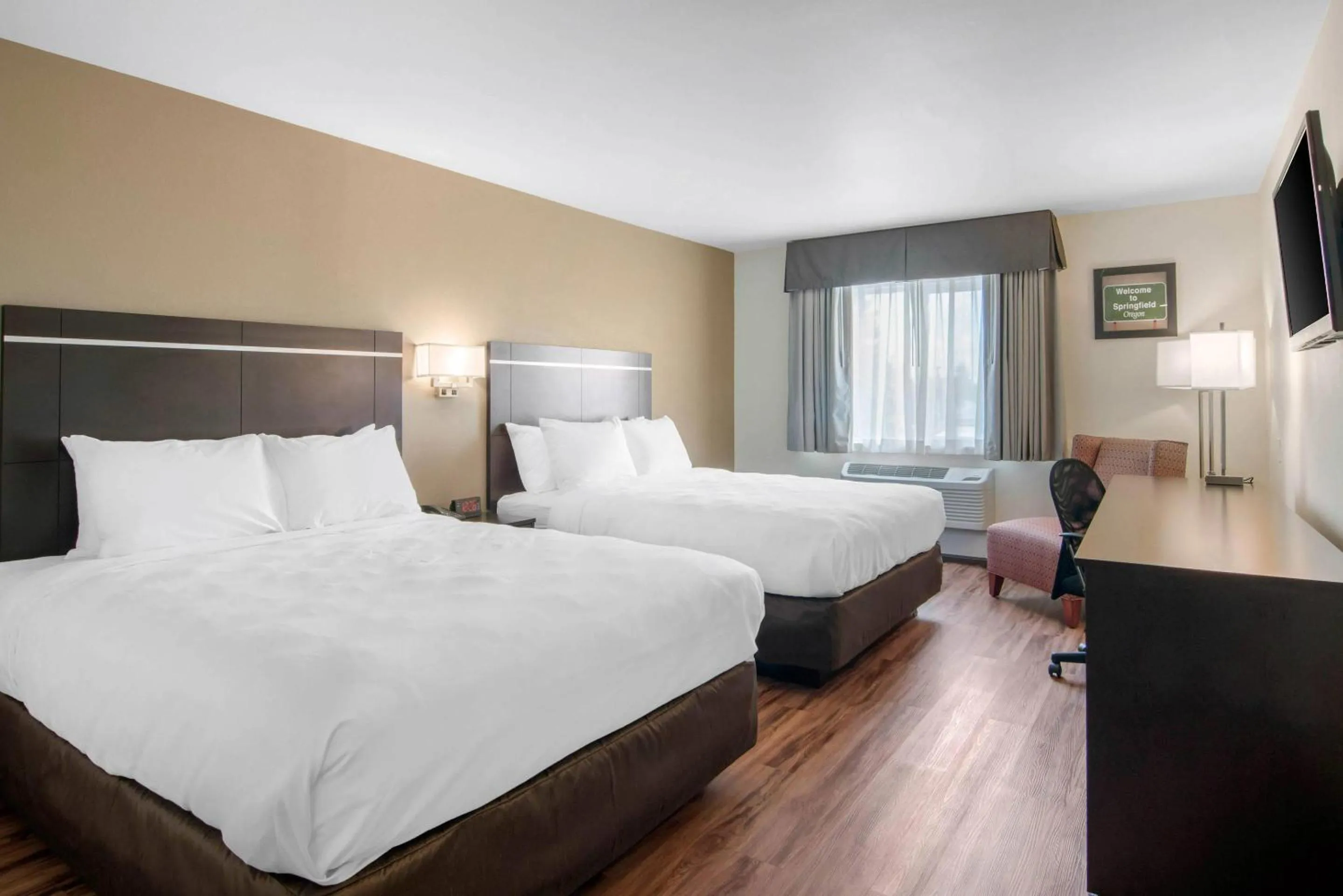 Bedroom, Bed in Econo Lodge Inn & Suites Springfield Main Street