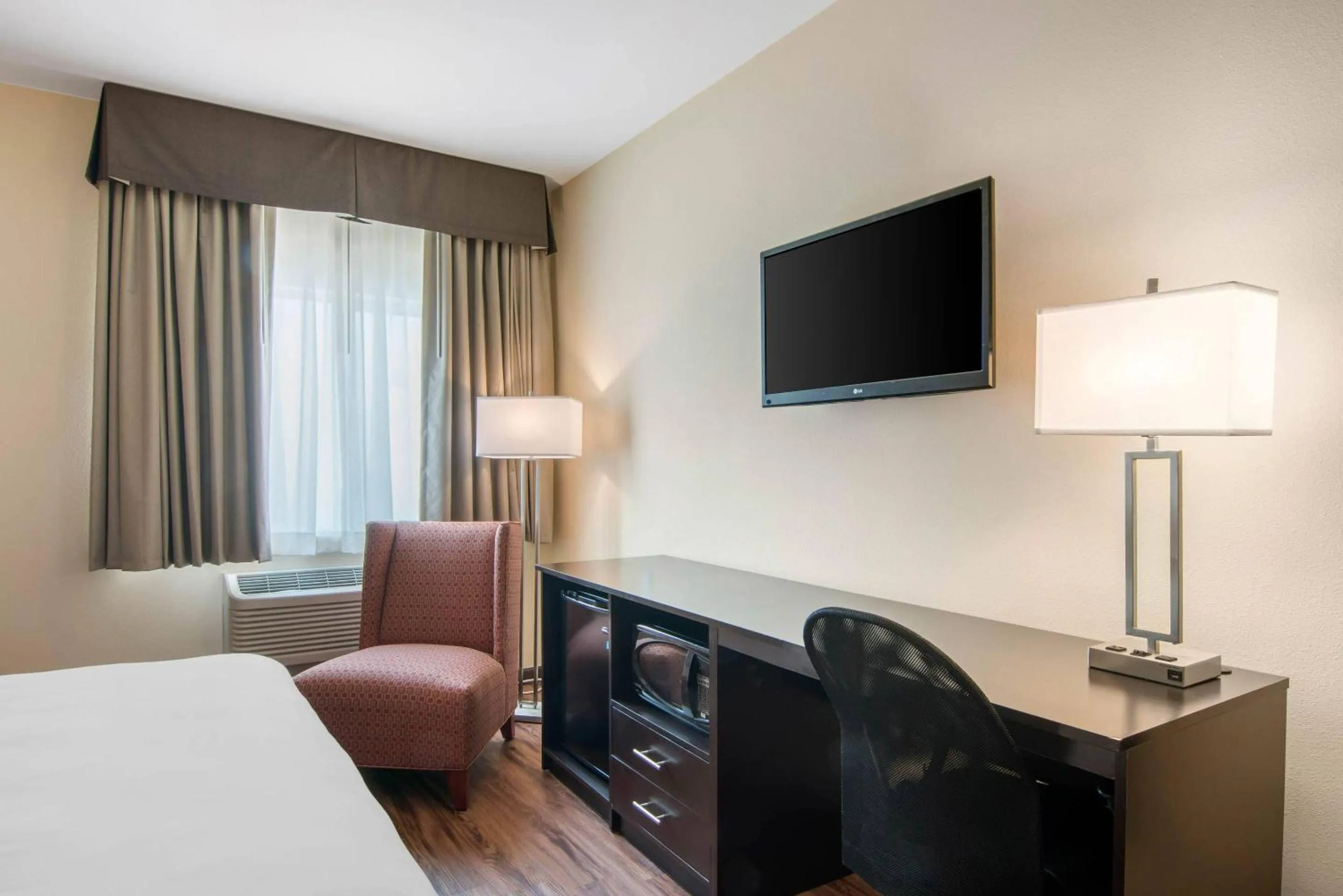 Bedroom, Bed in Econo Lodge Inn & Suites Springfield Main Street