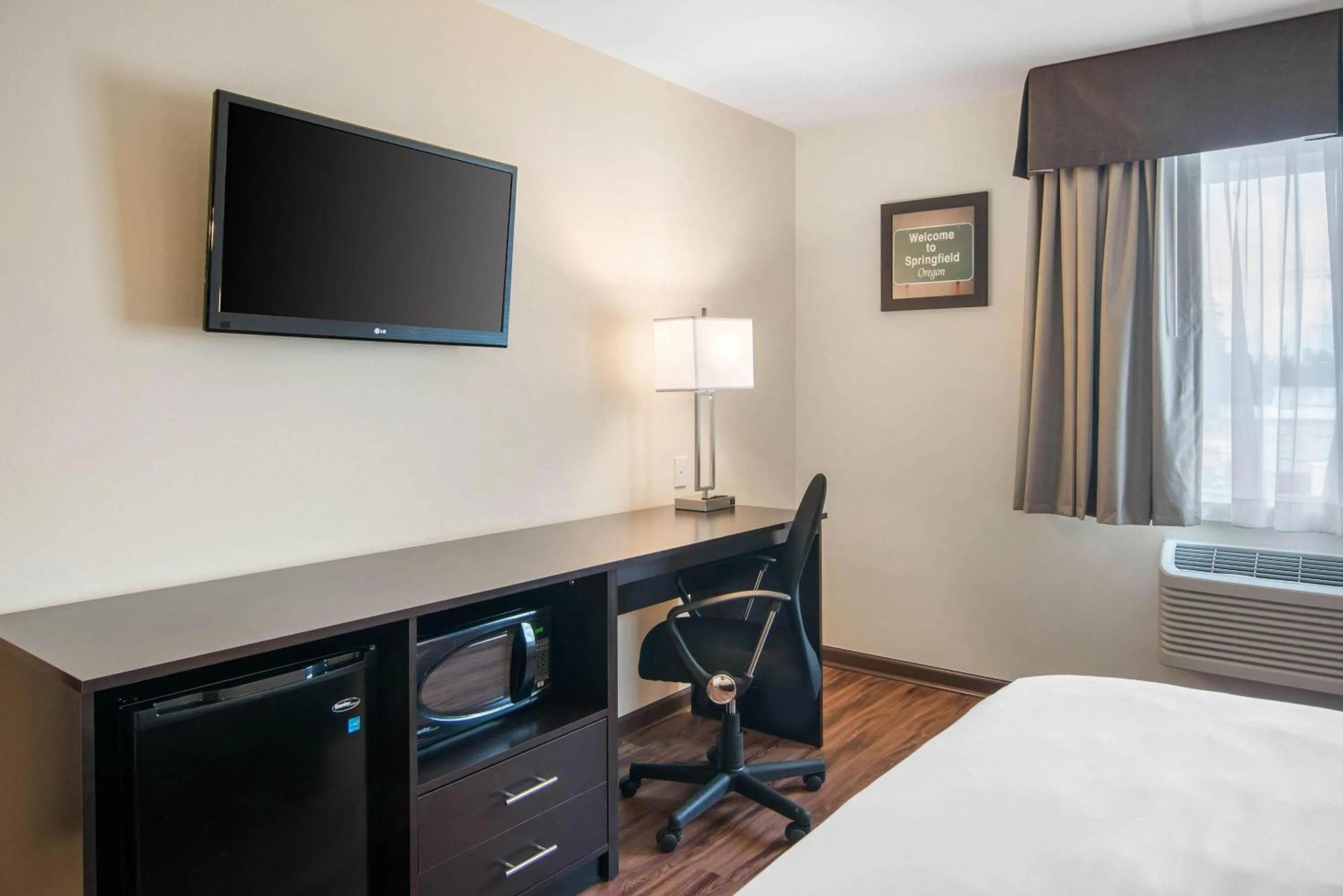 Bedroom, Bed in Econo Lodge Inn & Suites Springfield Main Street