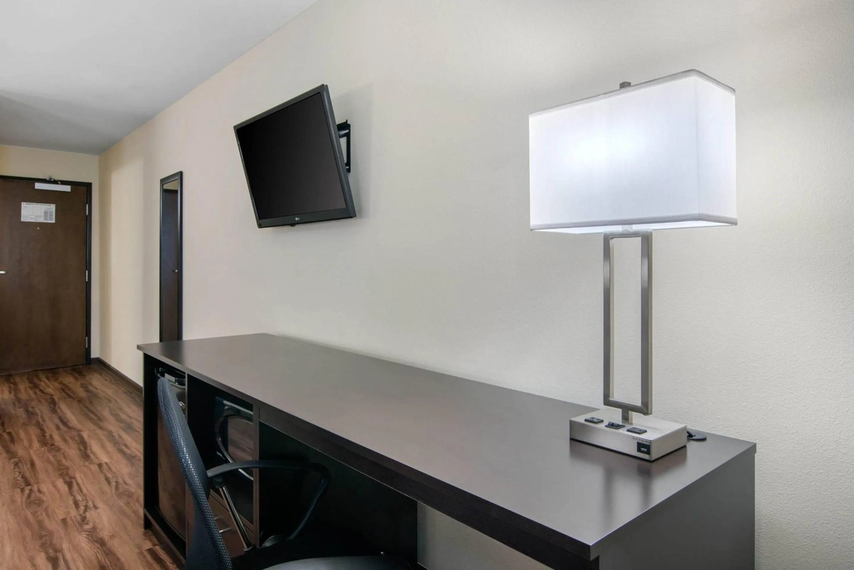 Bedroom in Econo Lodge Inn & Suites Springfield Main Street