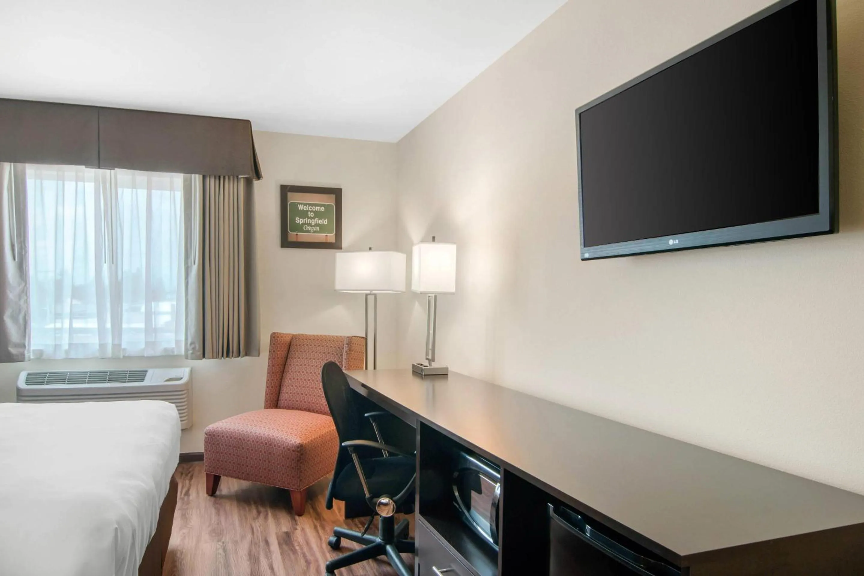 Bedroom, Bed in Econo Lodge Inn & Suites Springfield Main Street