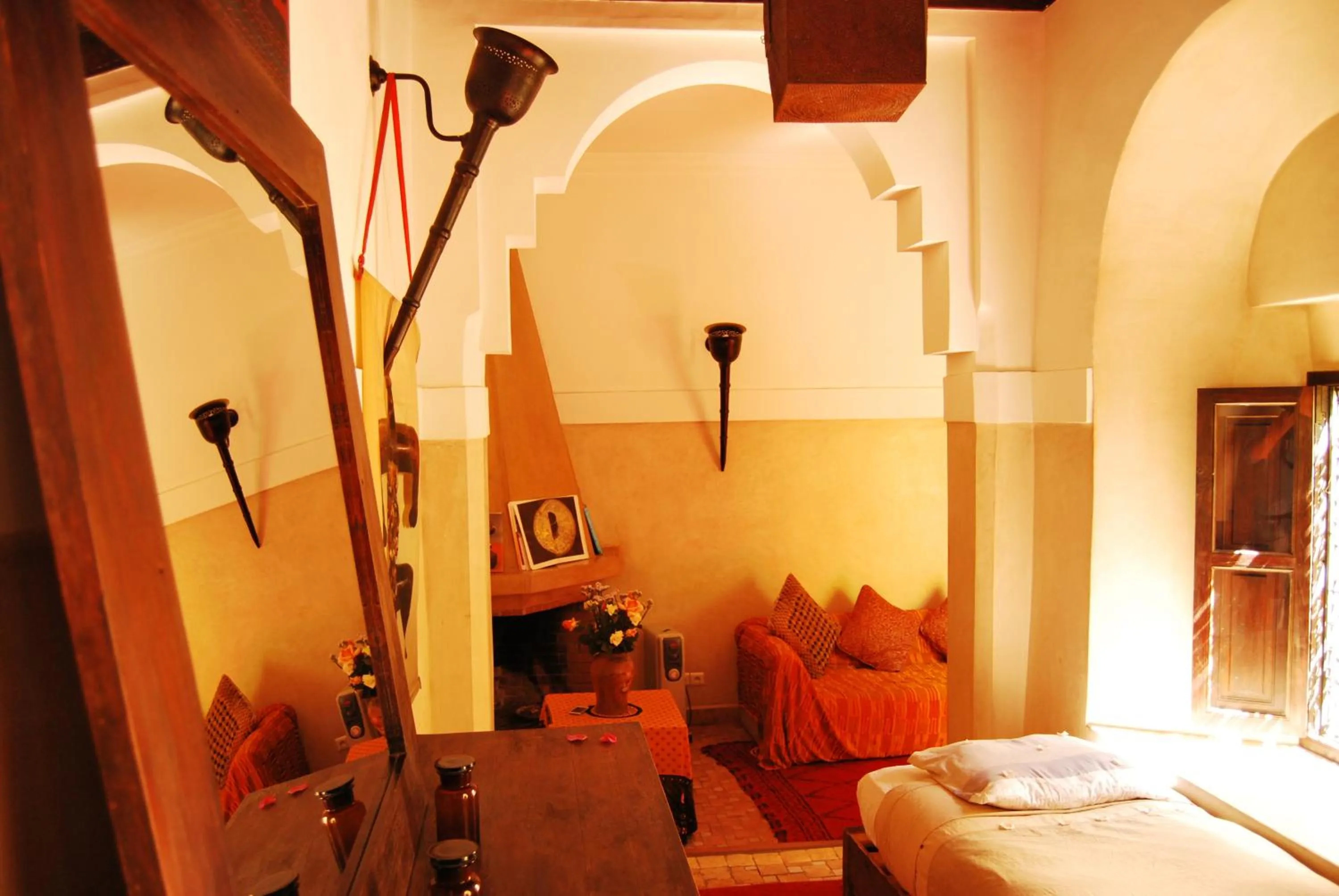 Photo of the whole room, Bed in Riad Bamileke