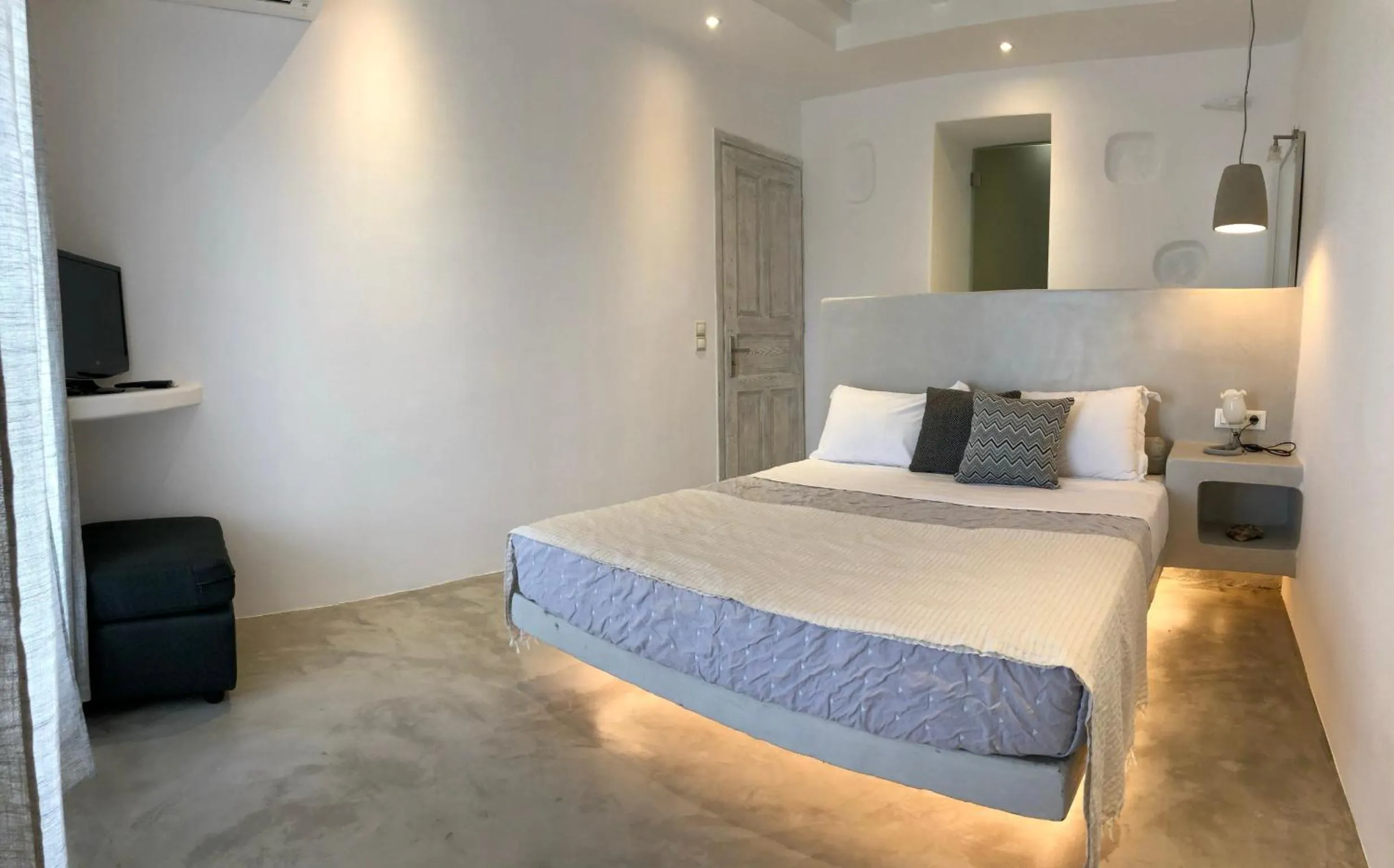 Bed in Mykonos Village