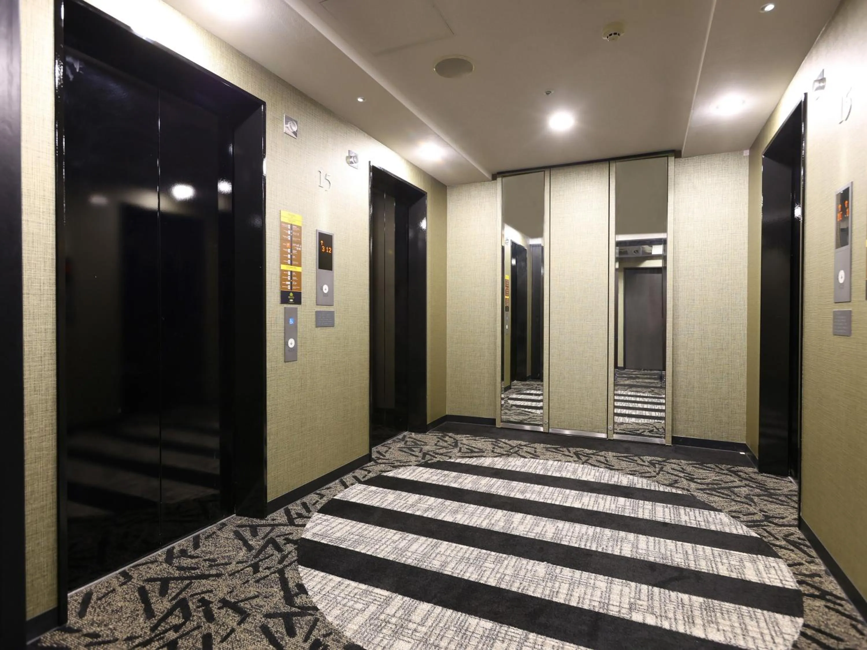 elevator, Bed in APA Hotel Keisei Narita Ekimae