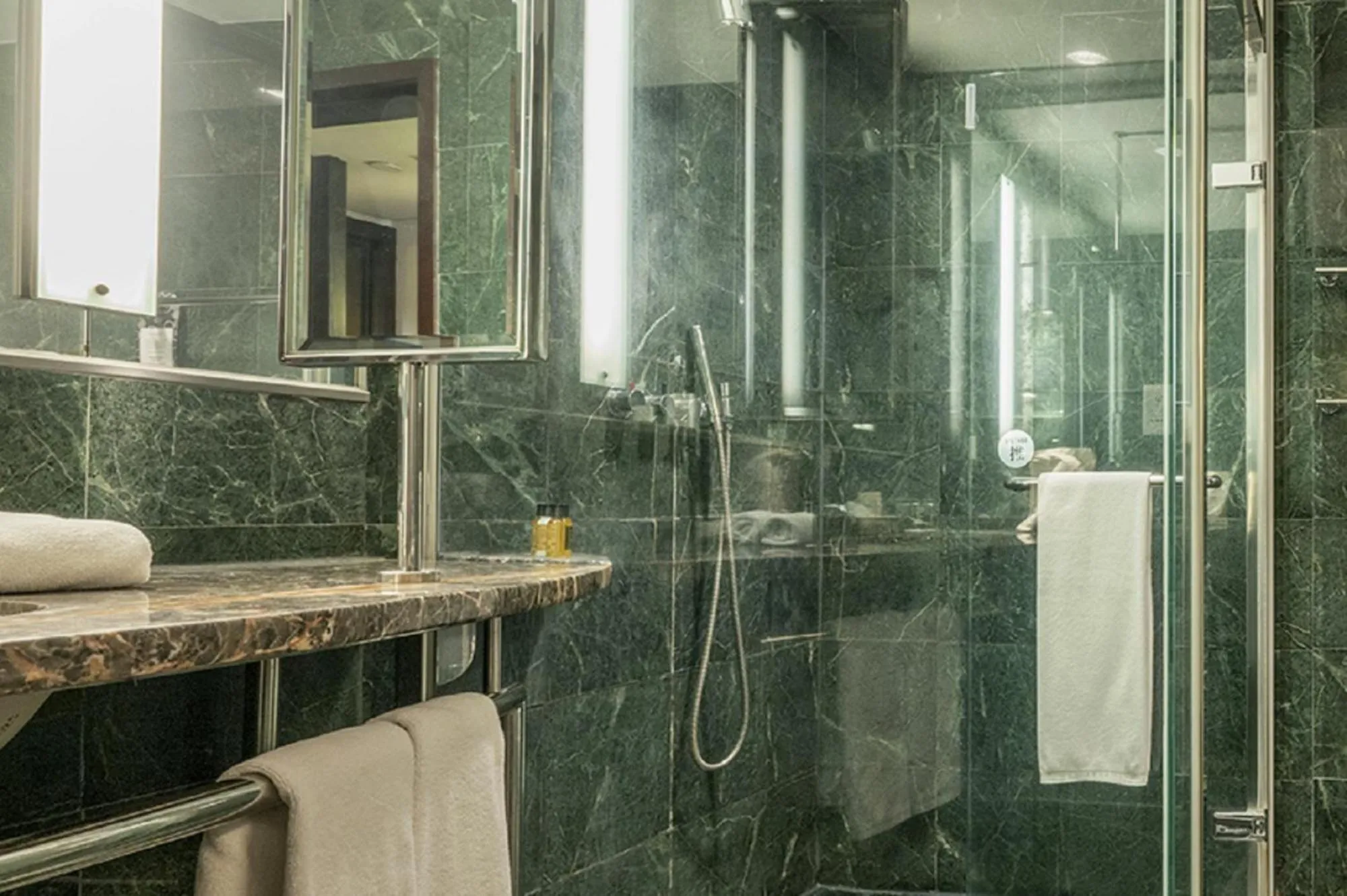 Toilet in Tempus Hotel