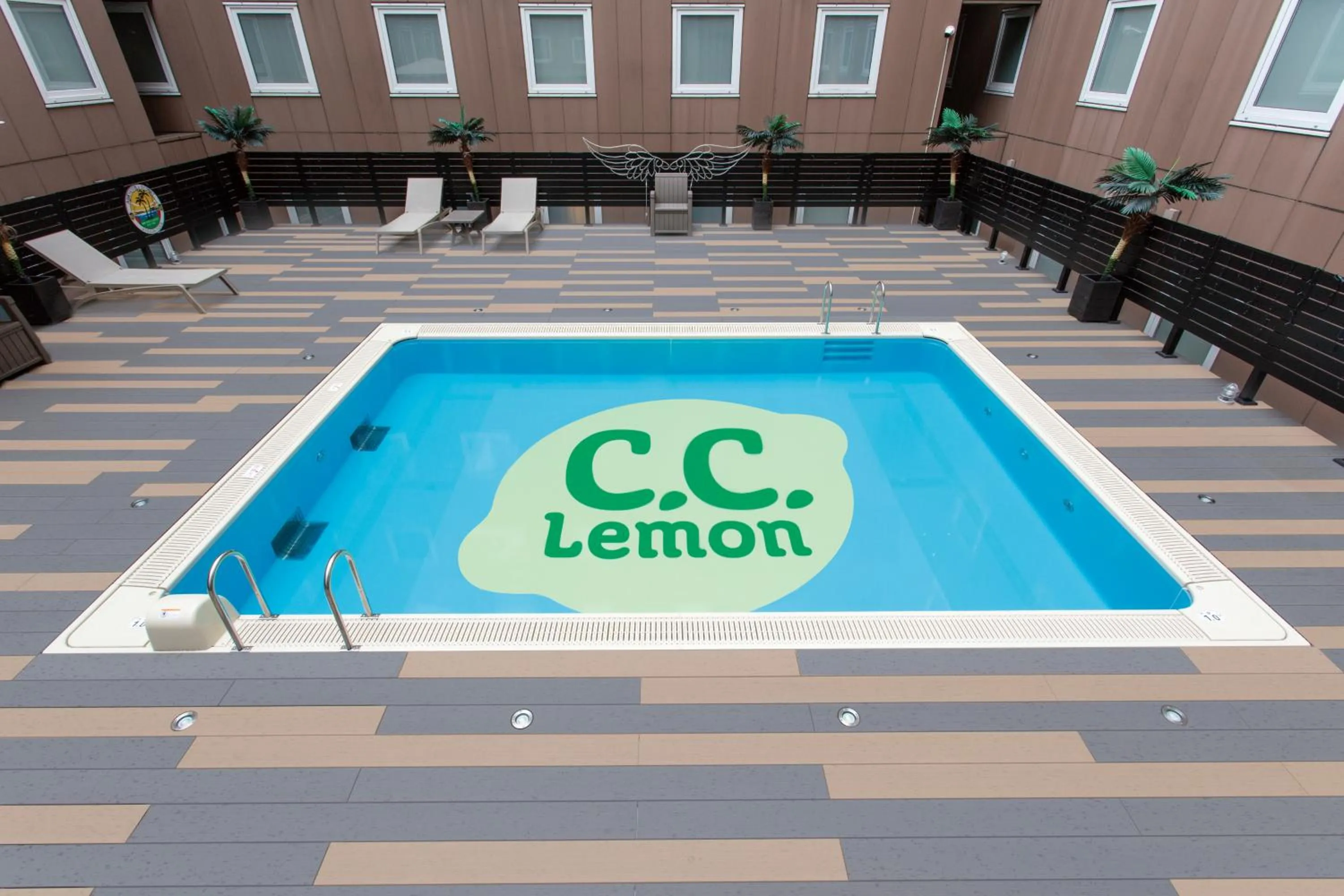 Swimming pool in APA Hotel & Resort Tokyo Bay Shiomi