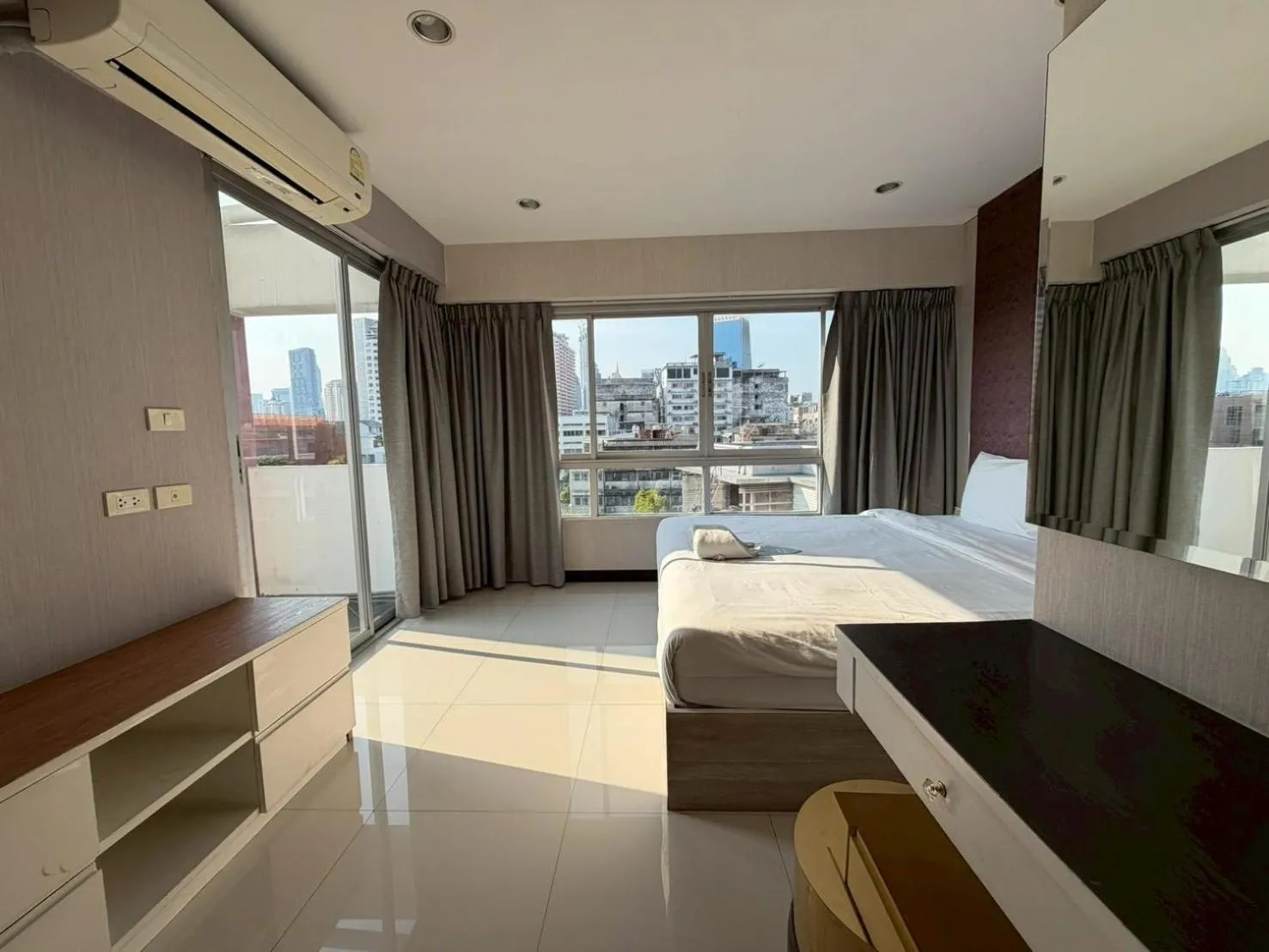 Bedroom, Bed in Baan Sabai Rama IV Apartment