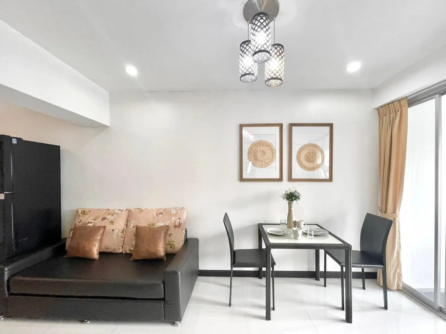 Dining area in Baan Sabai Rama IV Apartment