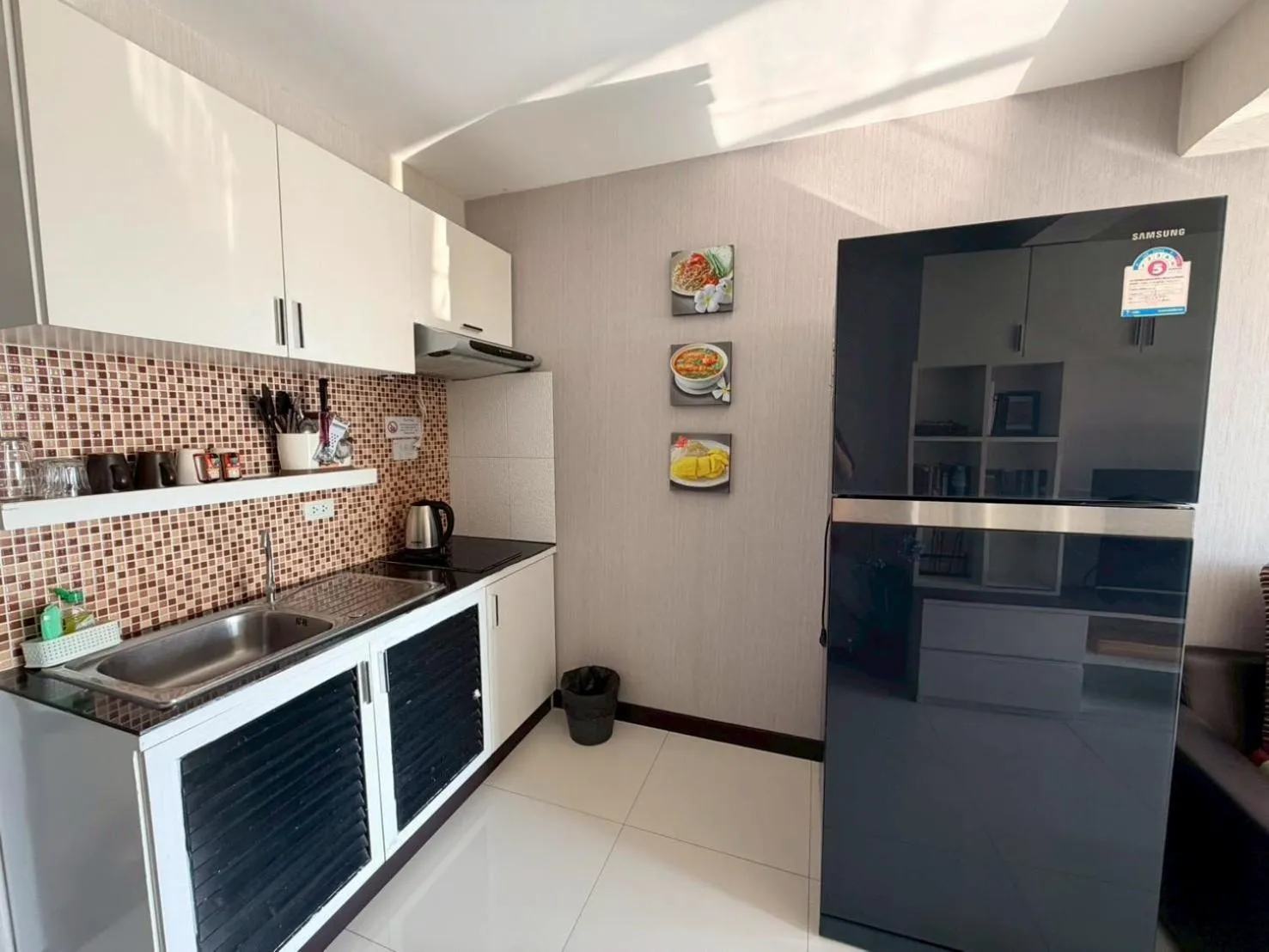 Kitchen or kitchenette in Baan Sabai Rama IV Apartment