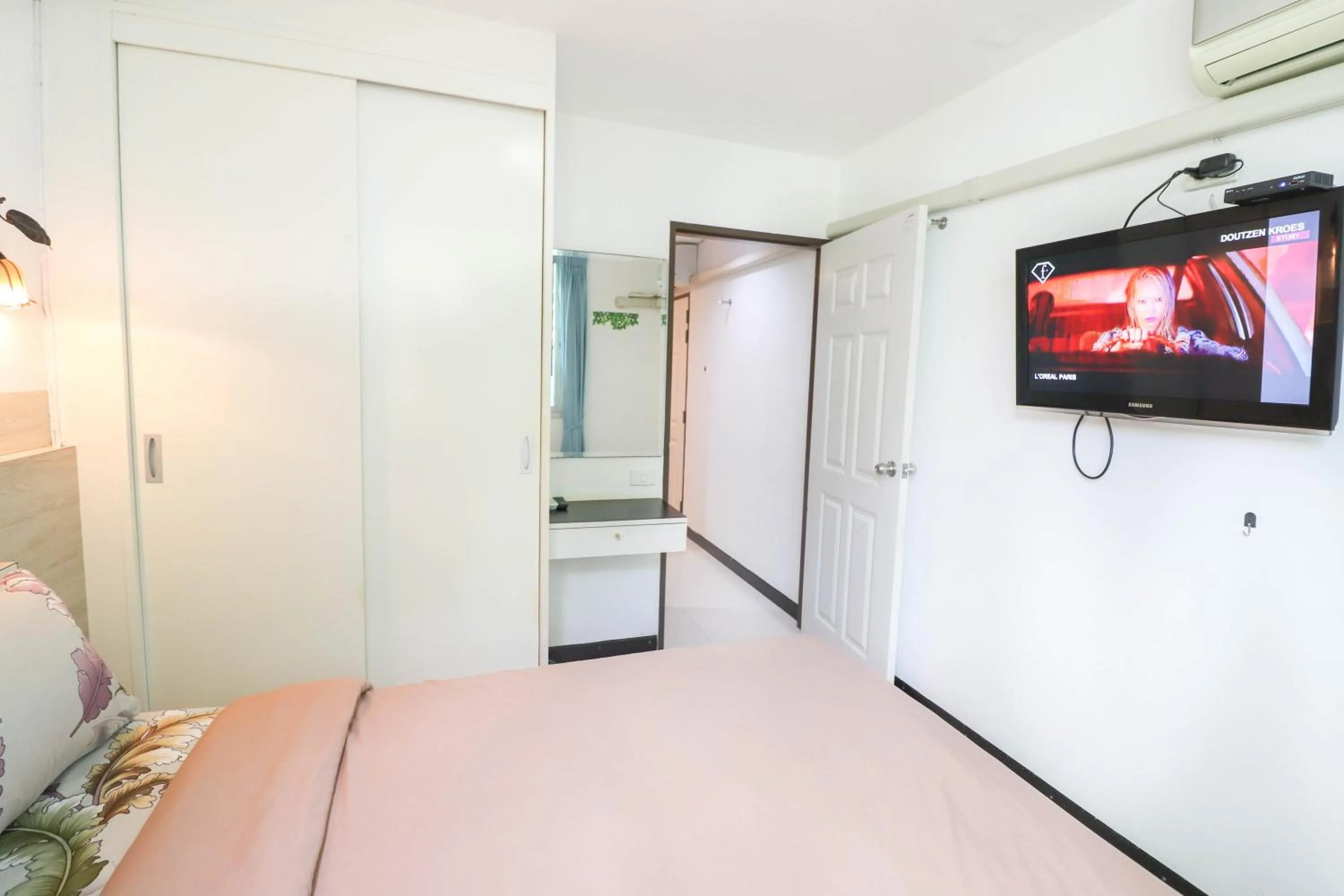 Bedroom, Bed in Baan Sabai Rama IV Apartment