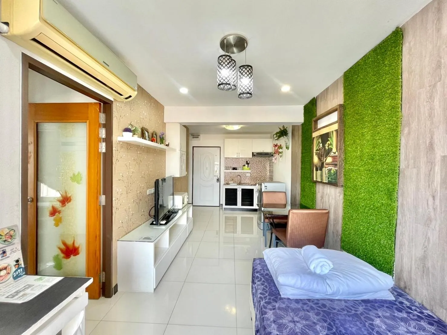 Photo of the whole room, Bed in Baan Sabai Rama IV Apartment