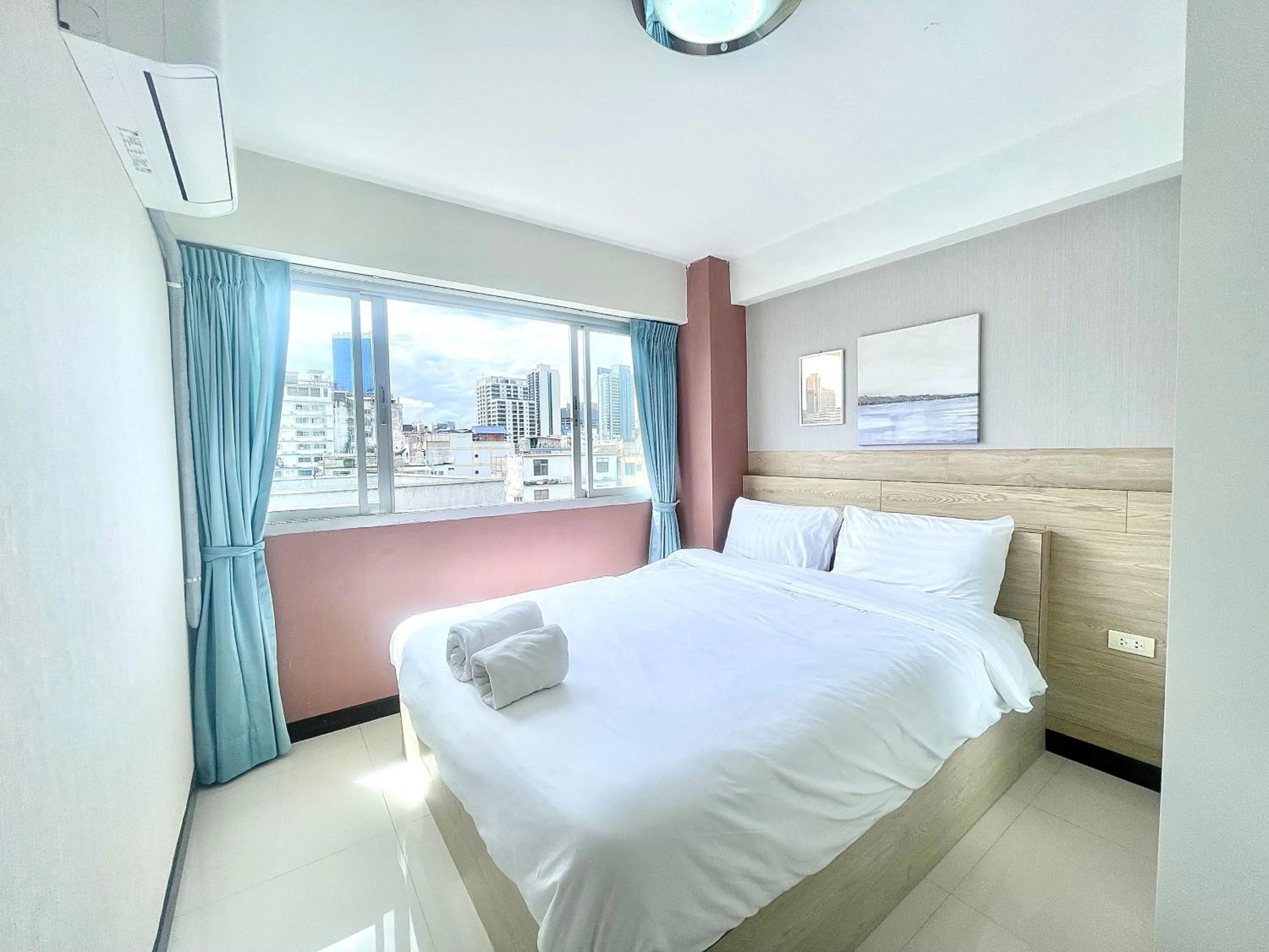 Photo of the whole room, Bed in Baan Sabai Rama IV Apartment