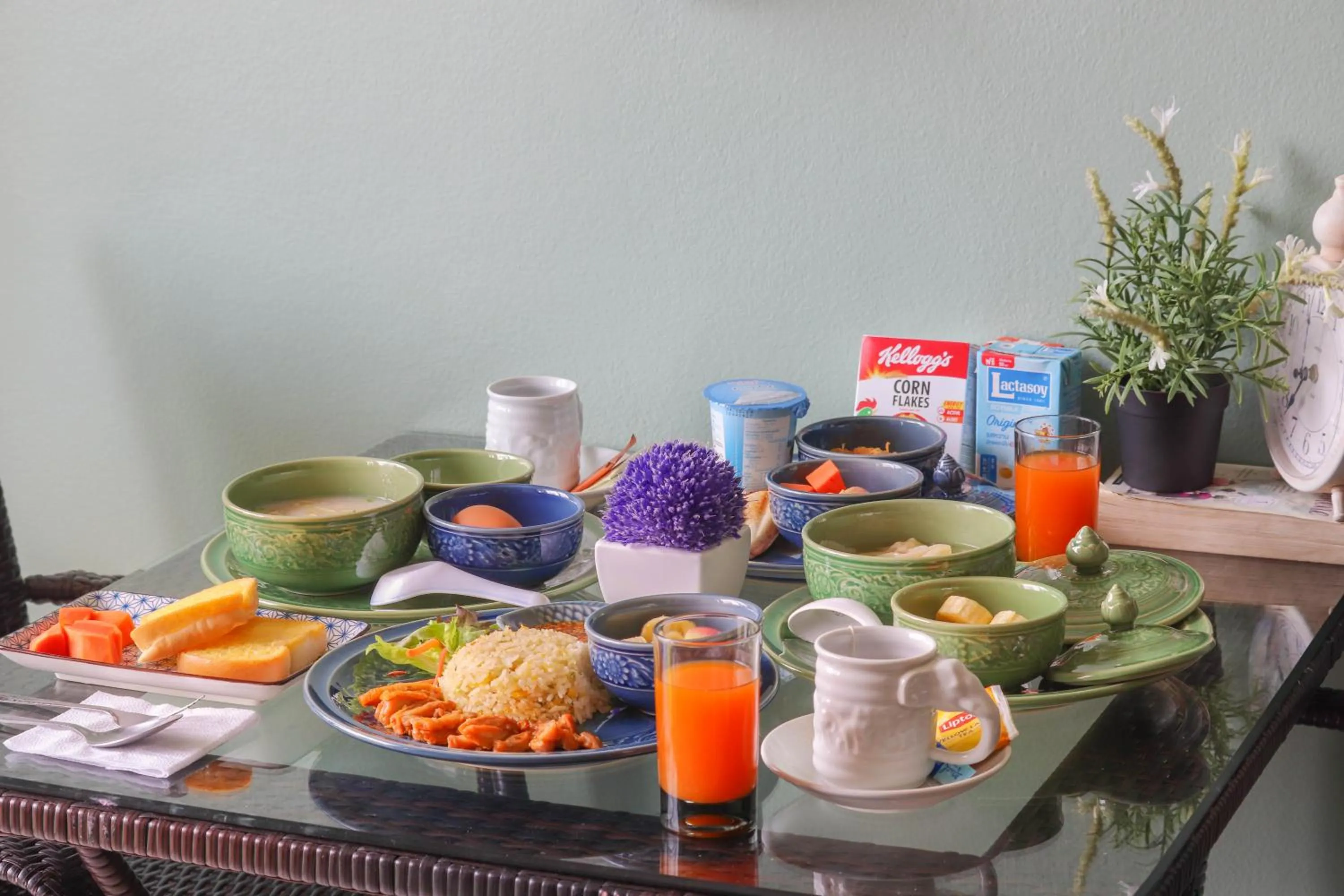 Food and drinks in Baan Sabai Rama IV Apartment