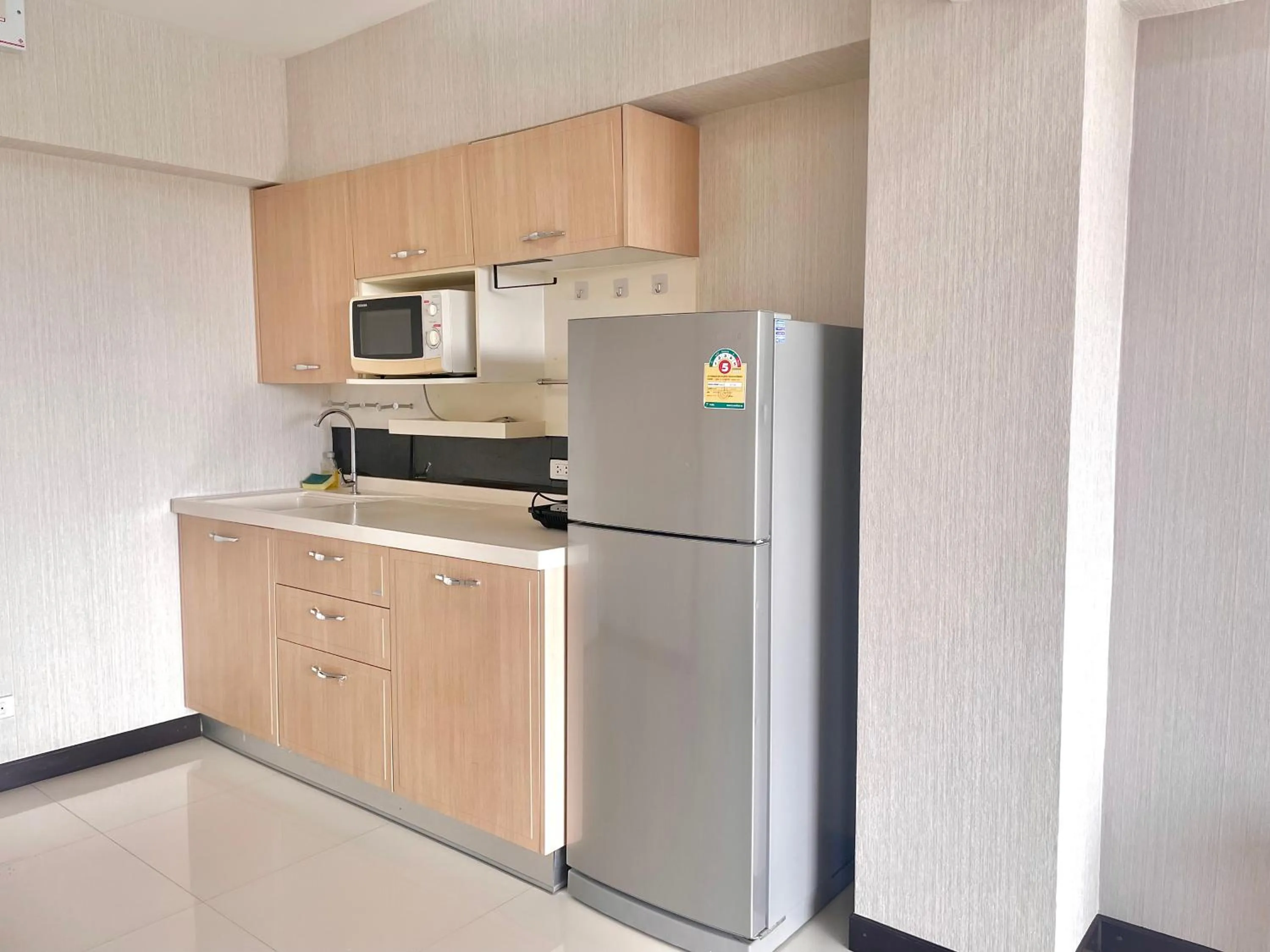 Kitchen or kitchenette in Baan Sabai Rama IV Apartment