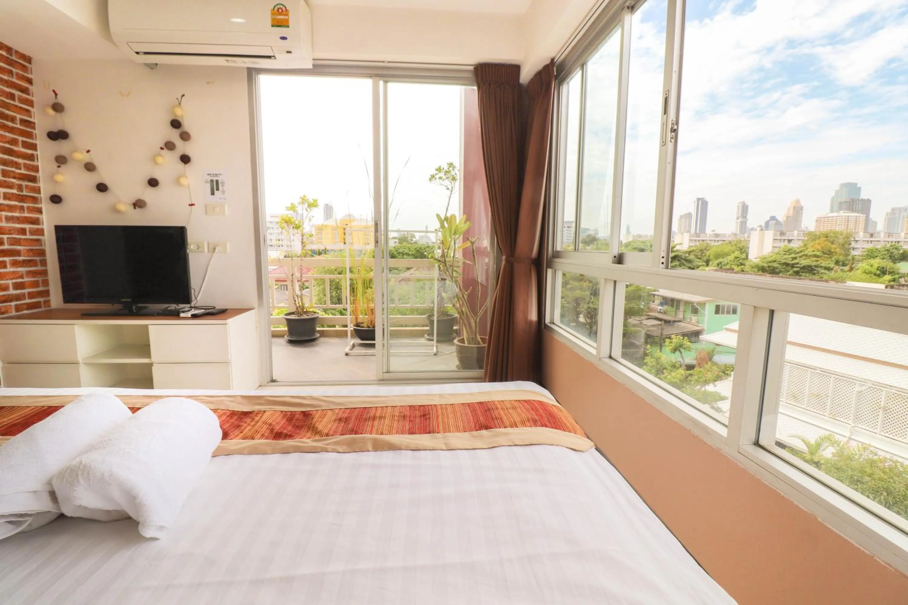 Photo of the whole room, Bed in Baan Sabai Rama IV Apartment