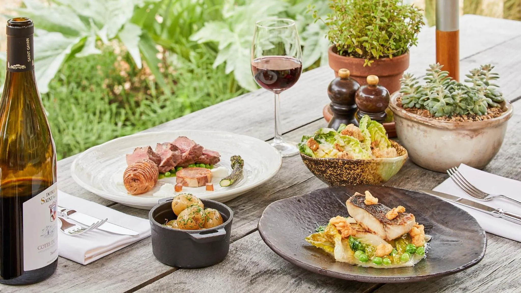 Restaurant/places to eat in Tudor Farmhouse Hotel