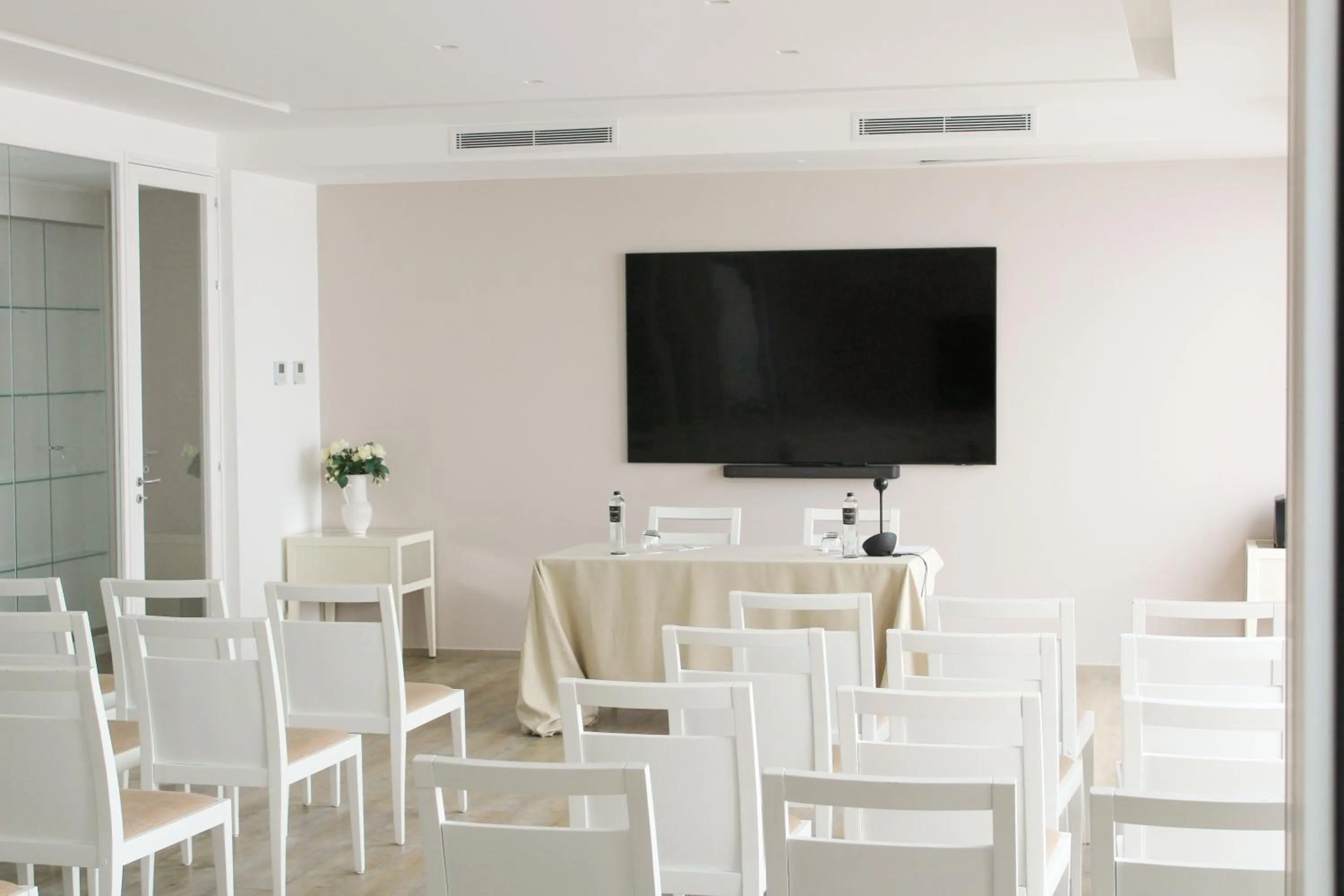 Communal lounge/ TV room in Bianco Riccio Suite Hotel