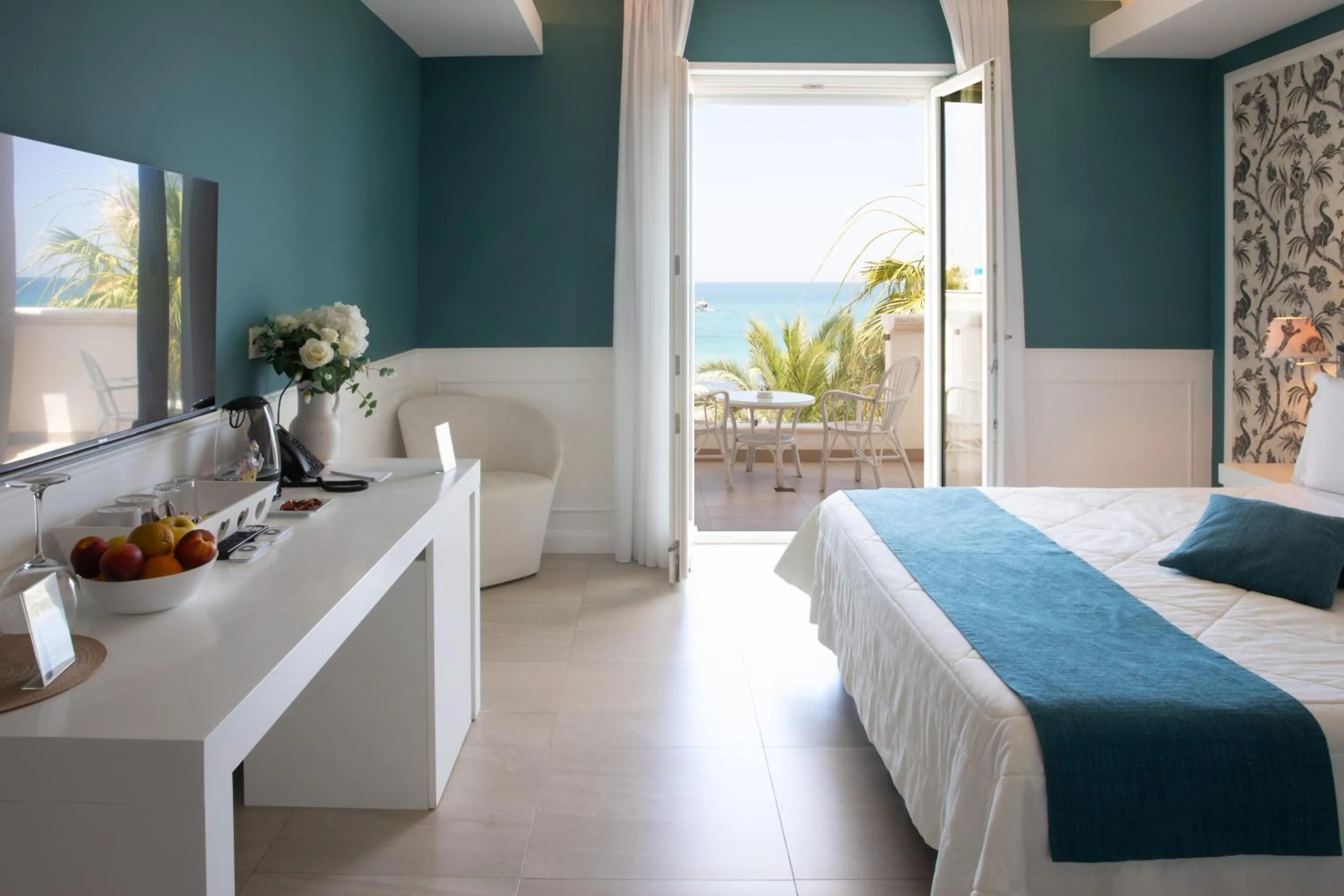 Property building, Bed in Bianco Riccio Suite Hotel