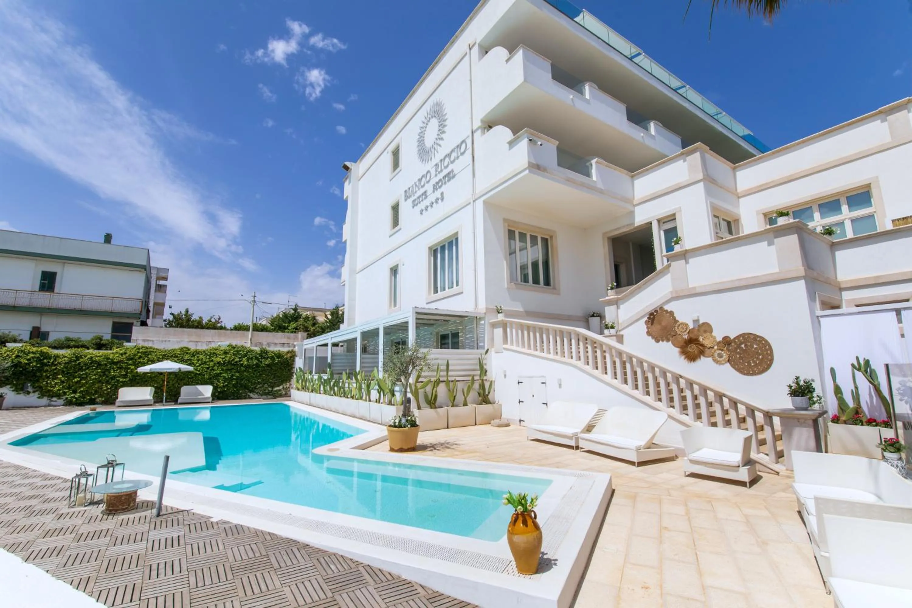 Property building in Bianco Riccio Suite Hotel