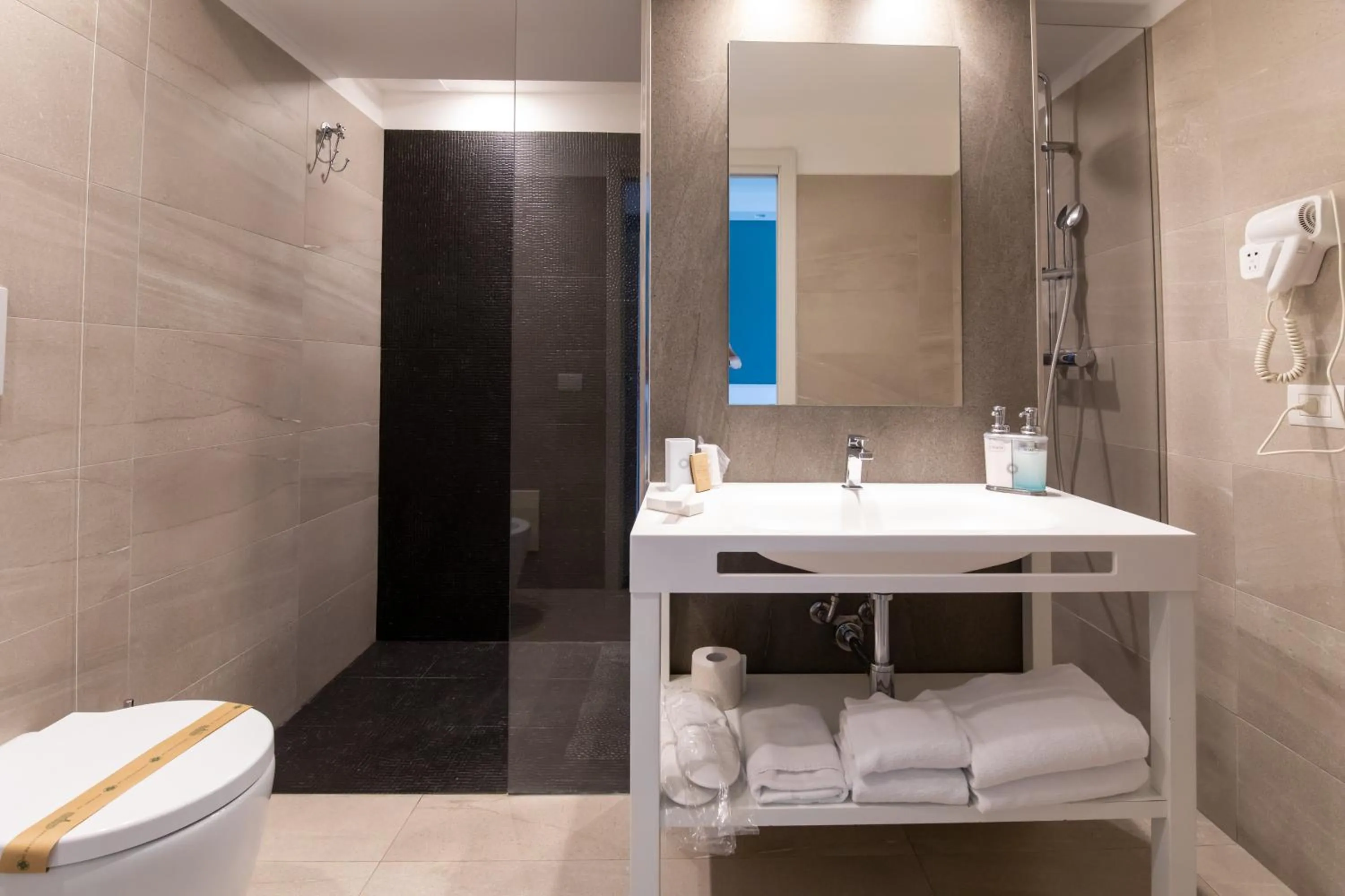 Shower in Bianco Riccio Suite Hotel