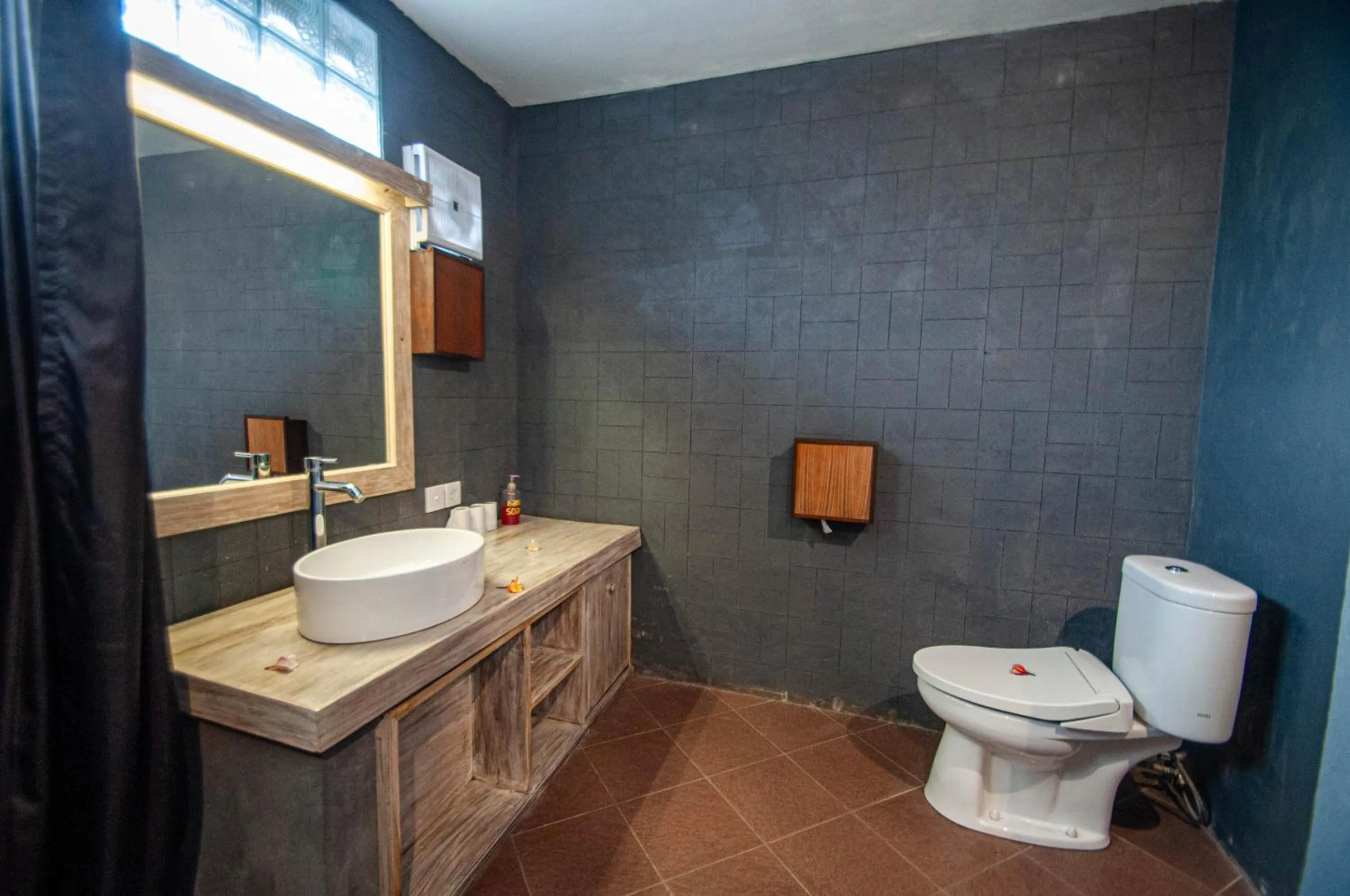 Toilet in Kubuku Eco Dive Lodge and Yoga