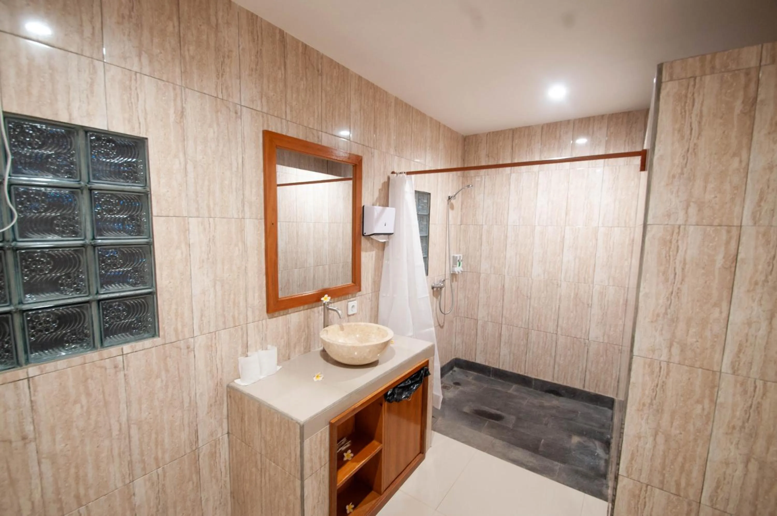 Shower in Kubuku Eco Dive Lodge and Yoga