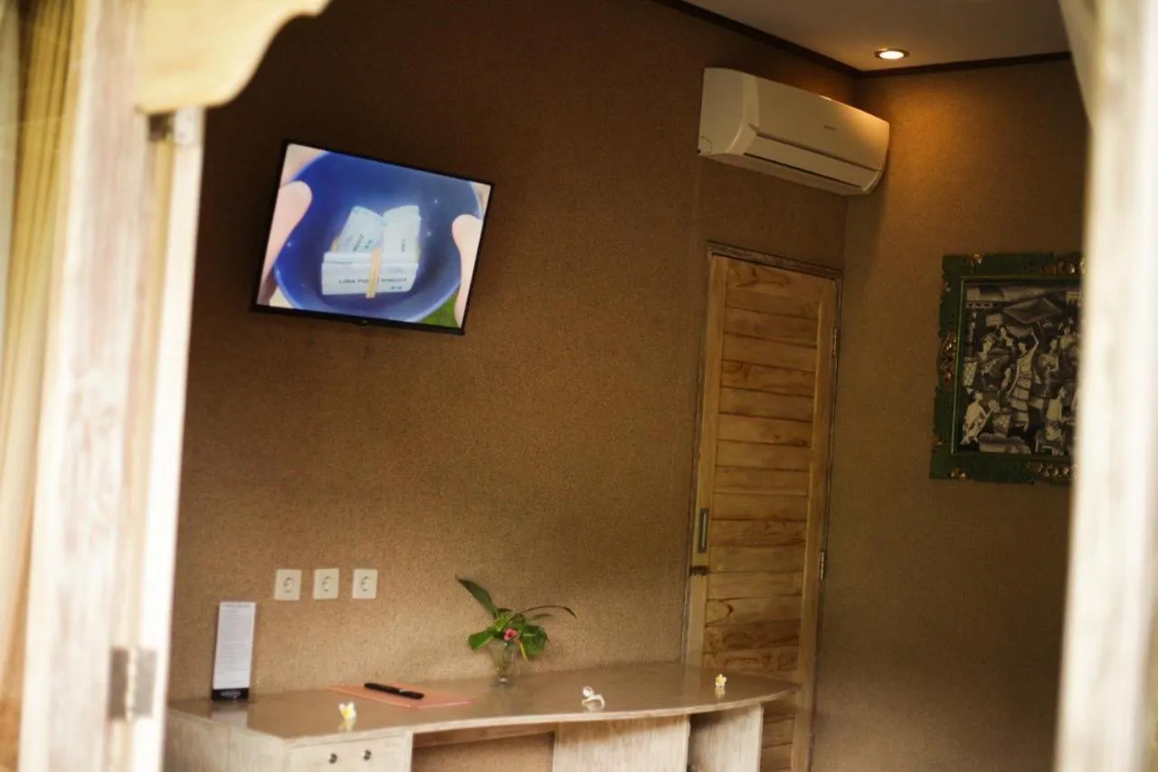 TV and multimedia in Kubuku Eco Dive Lodge and Yoga