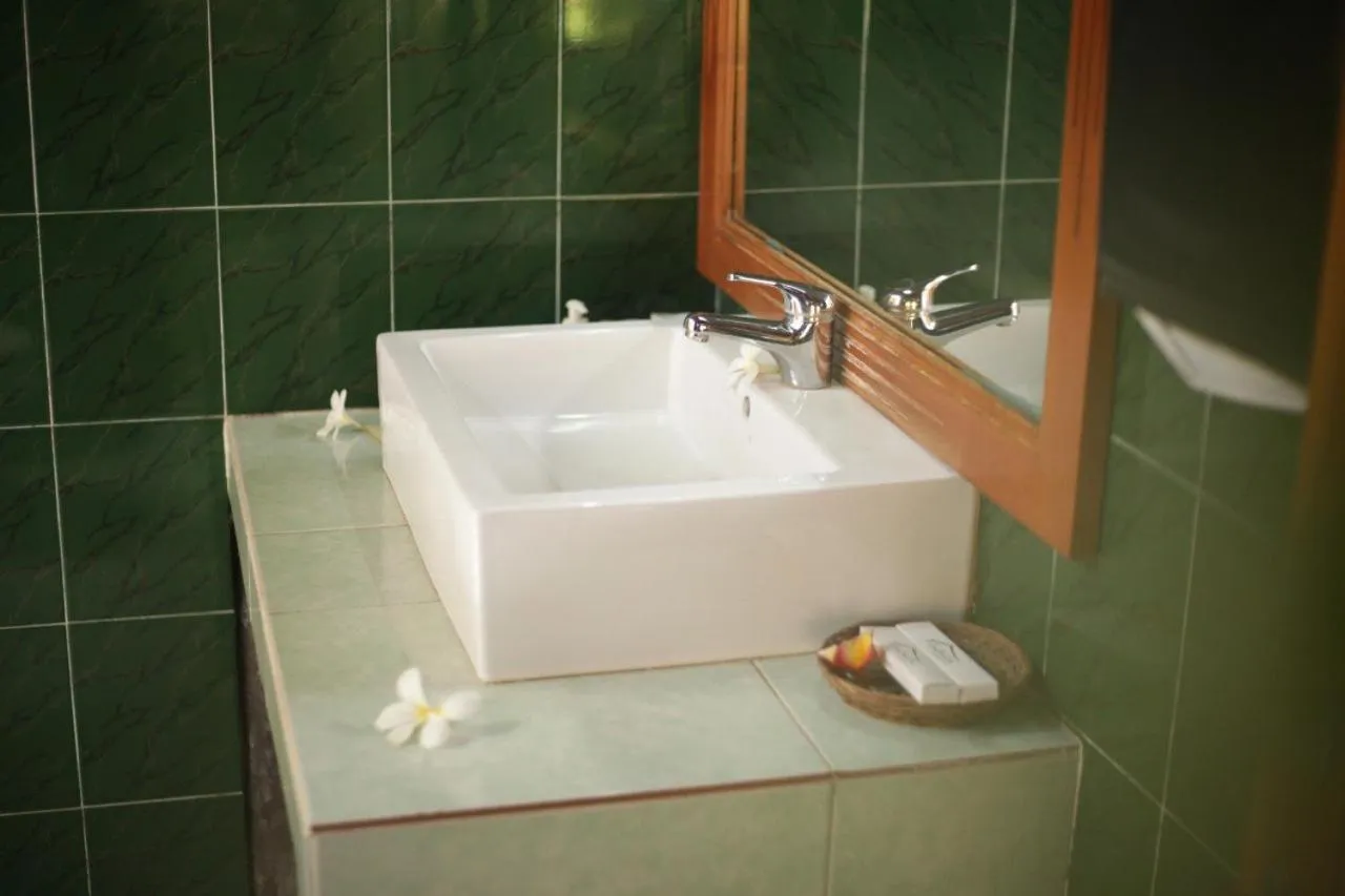 Bathroom in Kubuku Eco Dive Lodge and Yoga