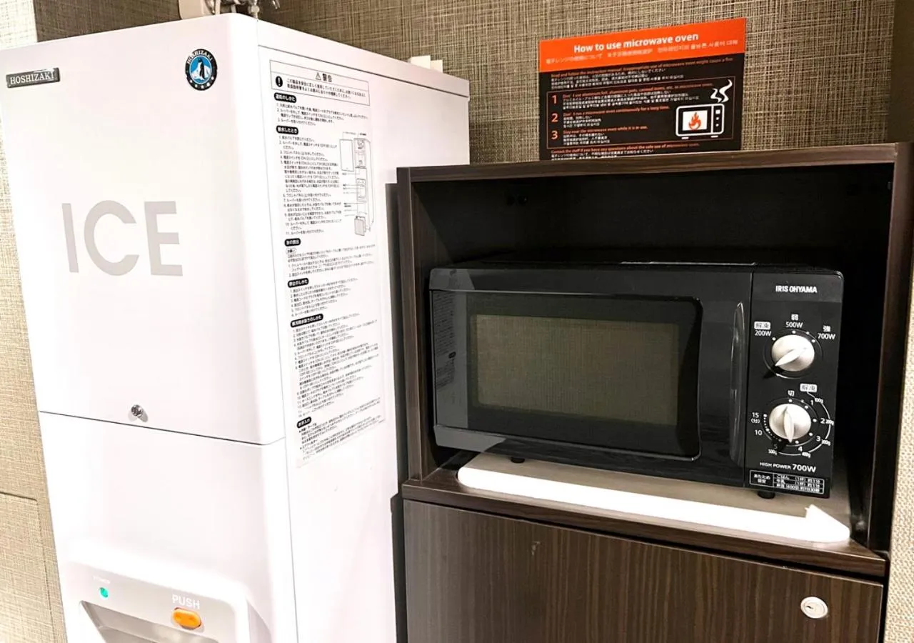microwave in APA Hotel Kobe Sannomiya