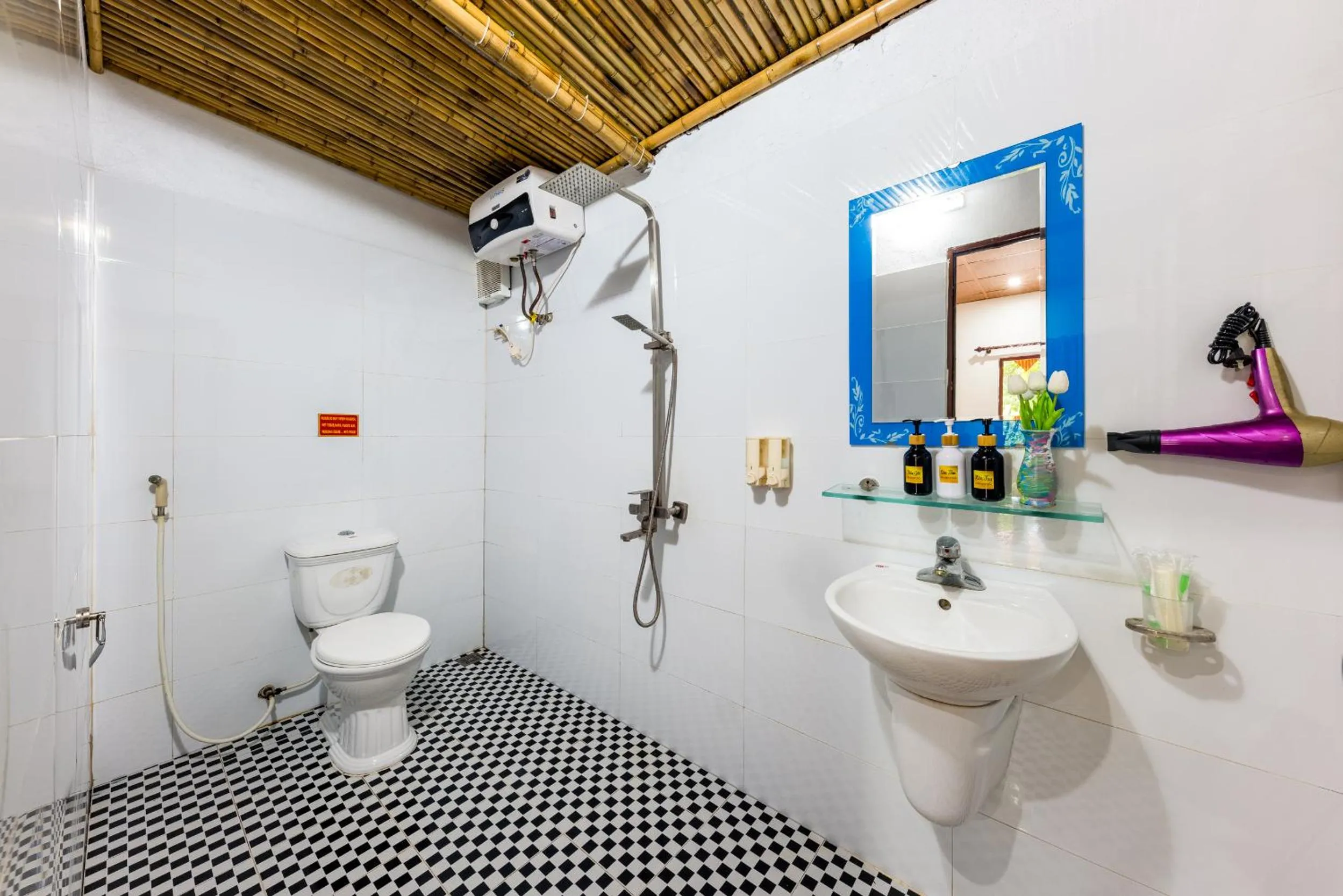 Shower in Trang An Spring Garden Homestay
