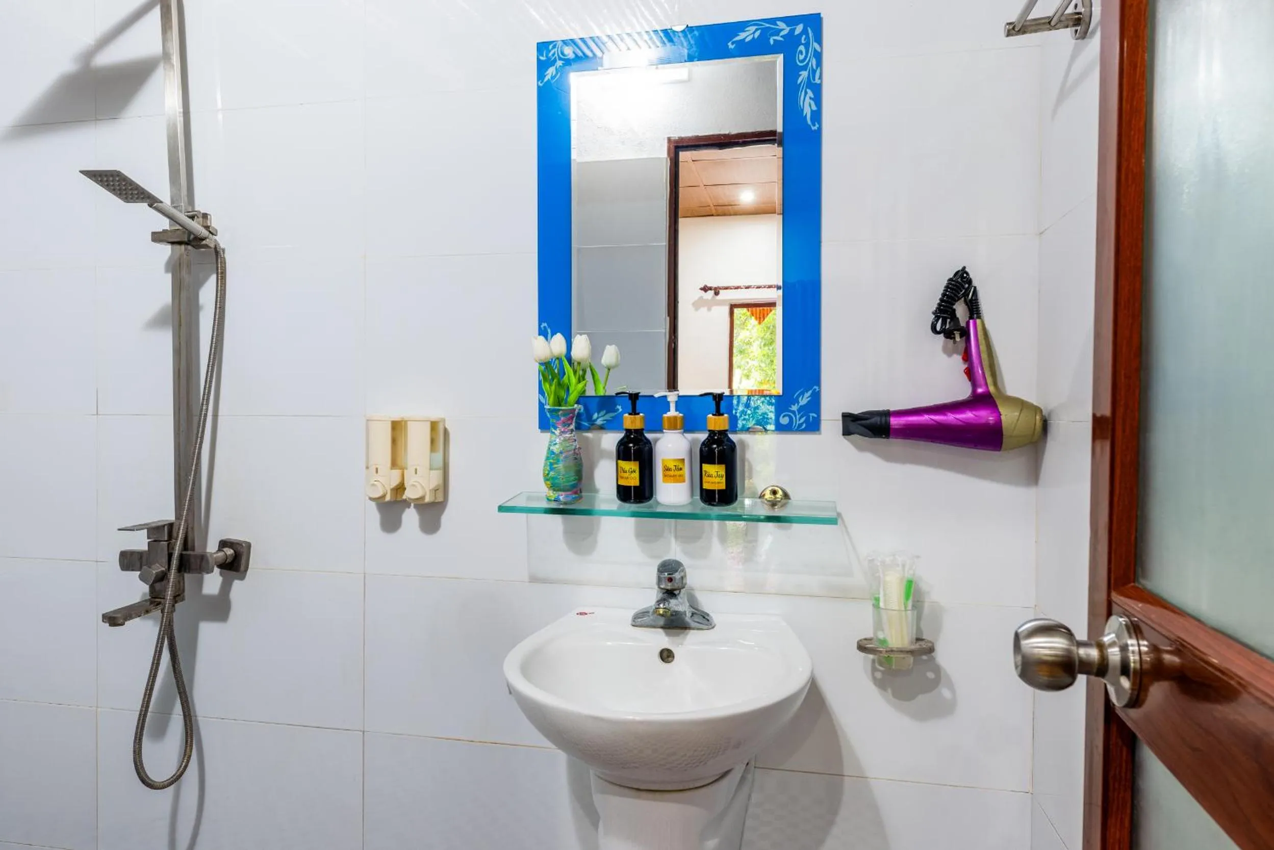 Shower in Trang An Spring Garden Homestay
