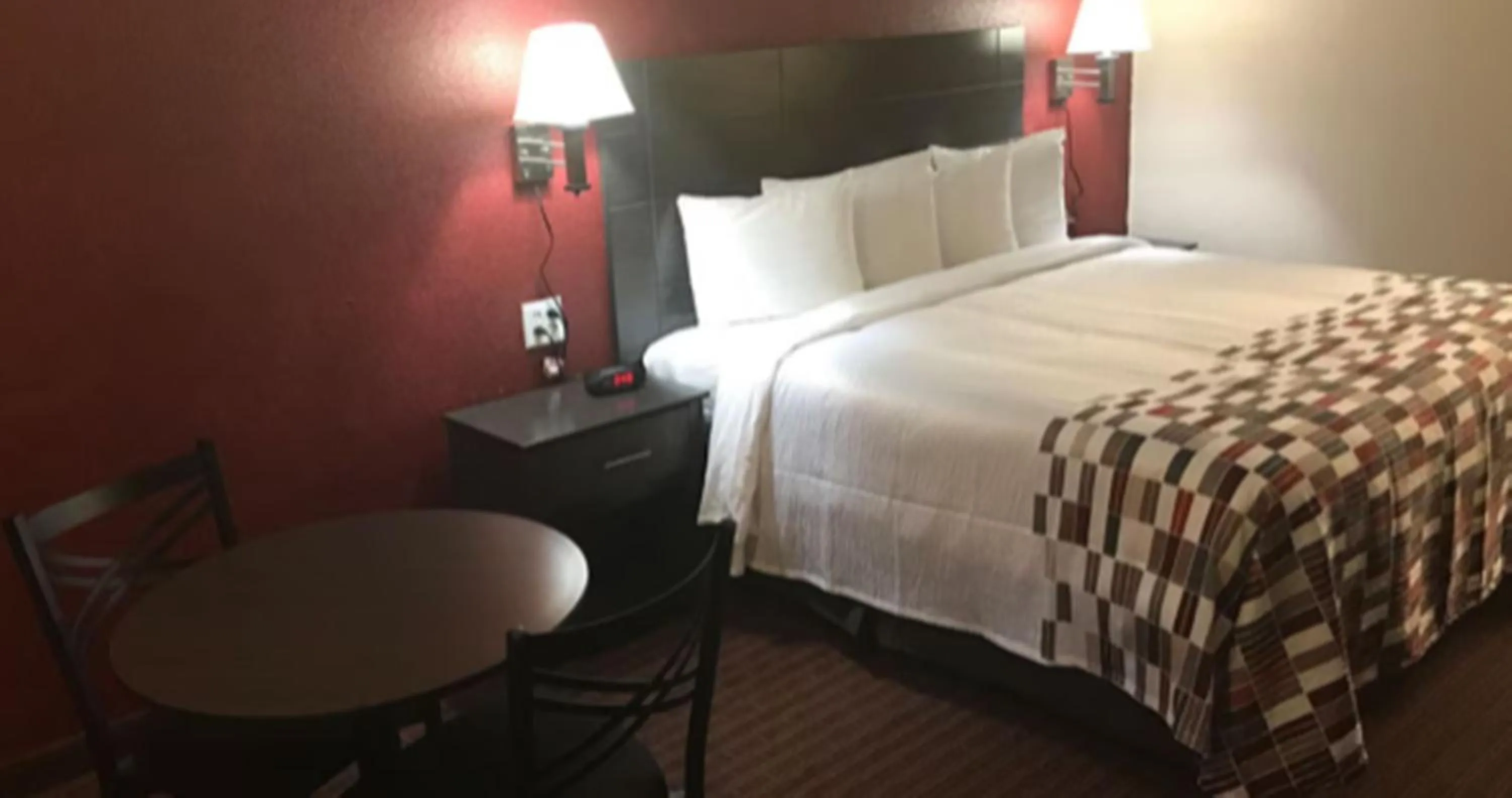 Bedroom, Bed in American Inn