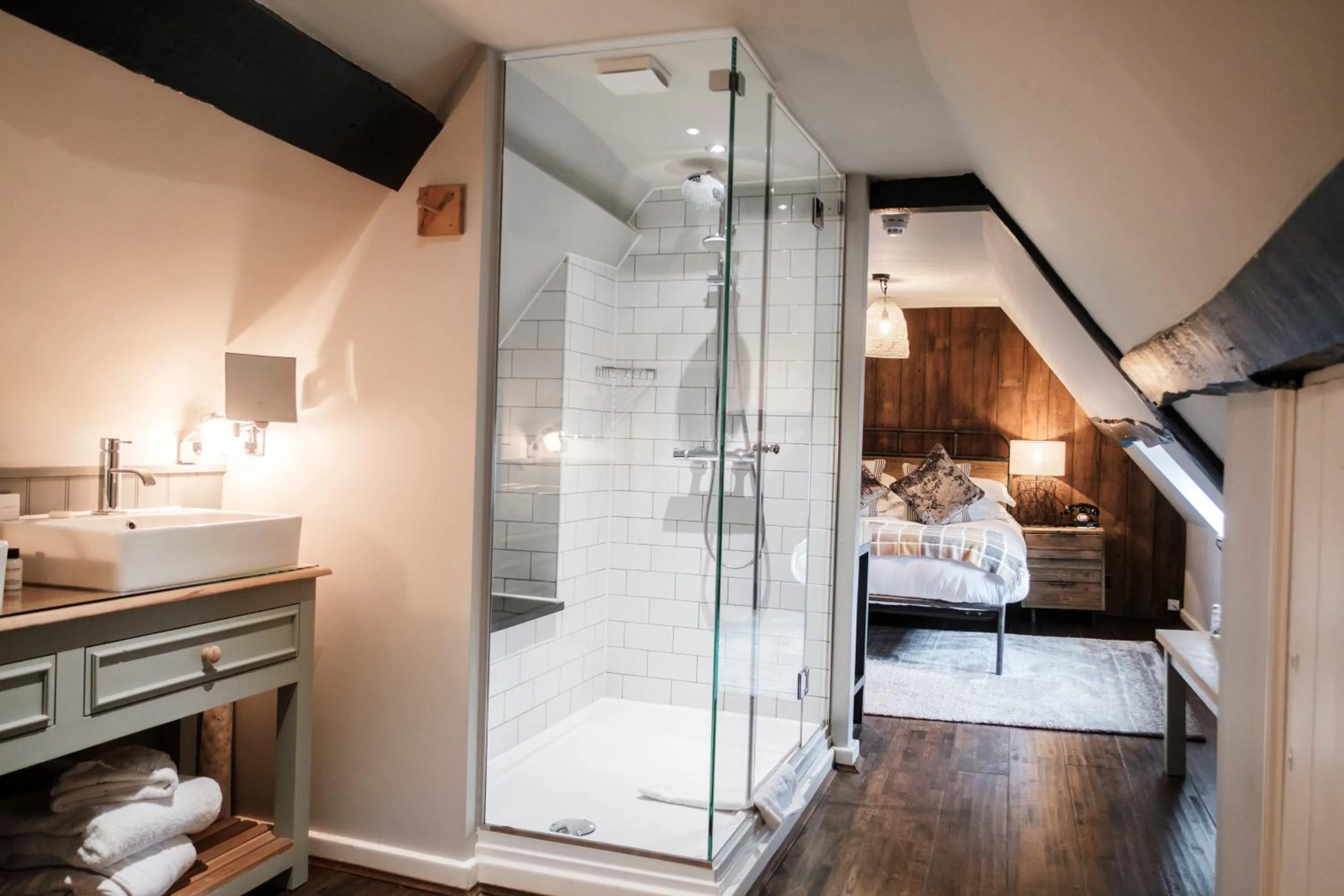 Bathroom, Bed in Hinds Head