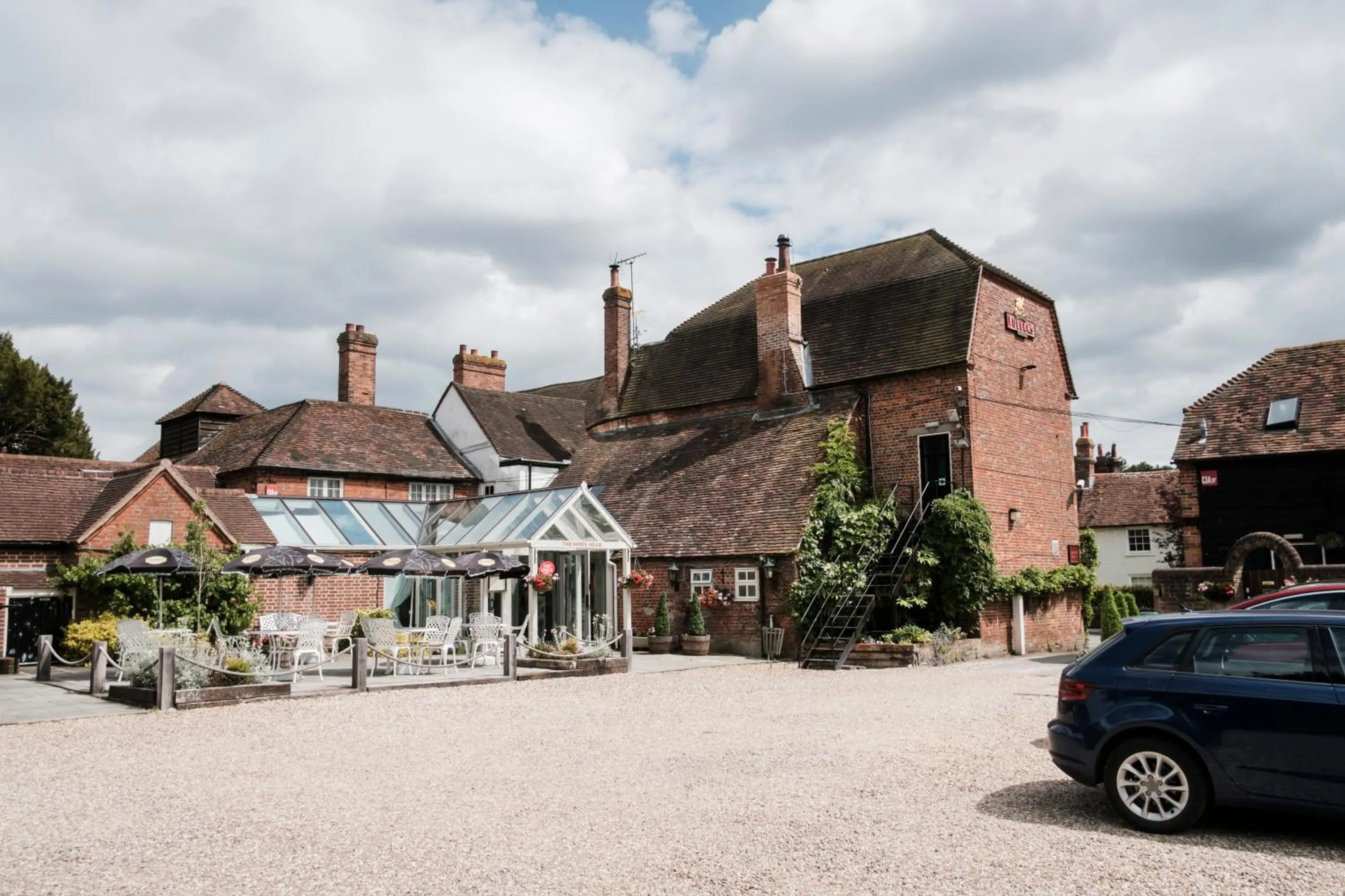 Facade/entrance in Hinds Head