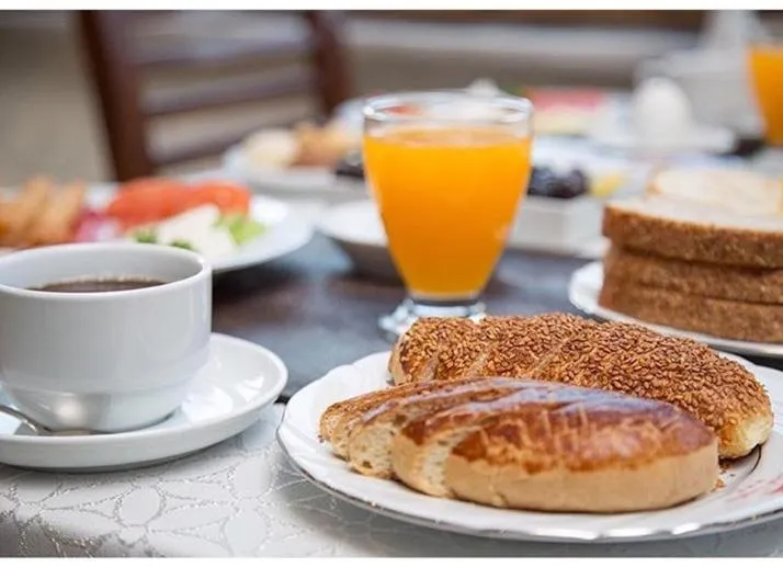 Restaurant/places to eat in Ceylan Hotel