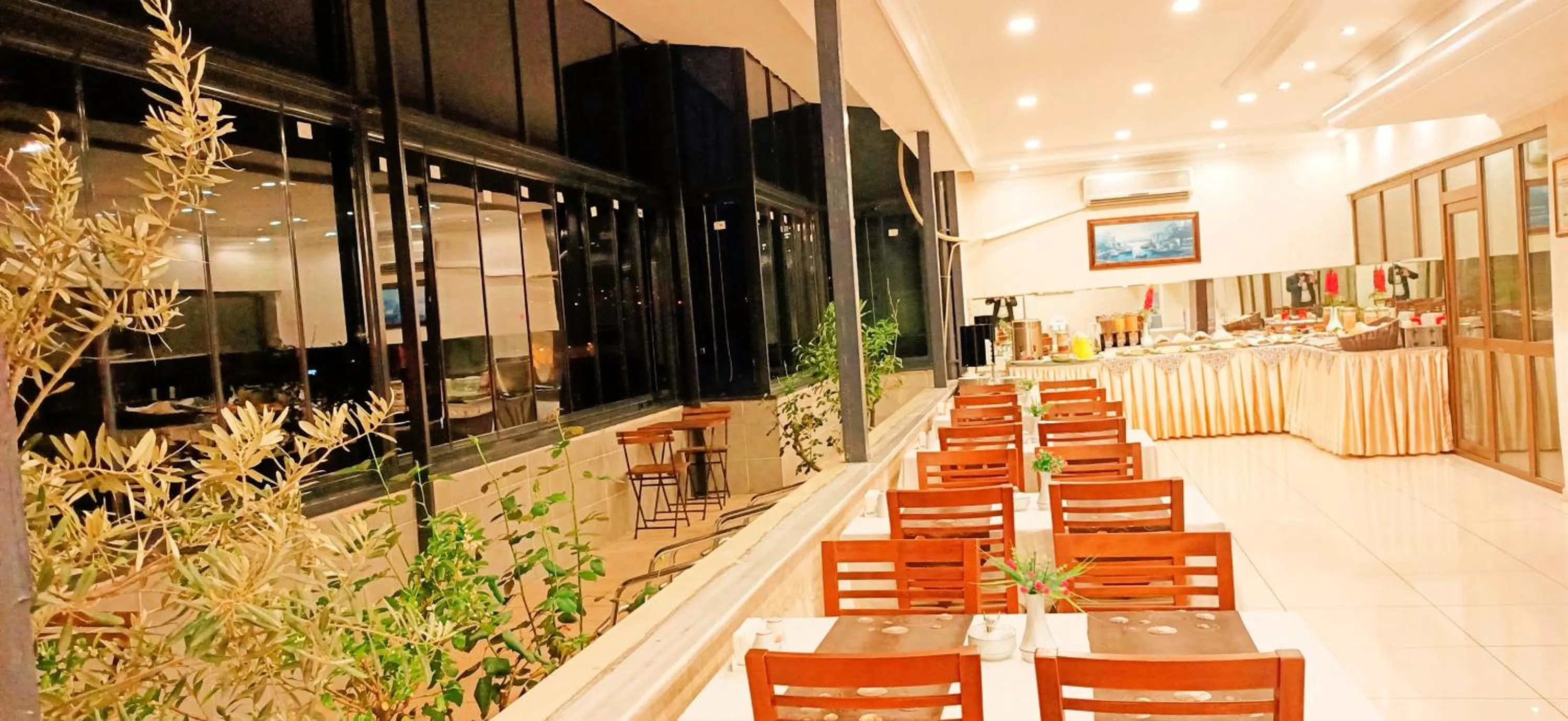 Restaurant/places to eat in Ceylan Hotel