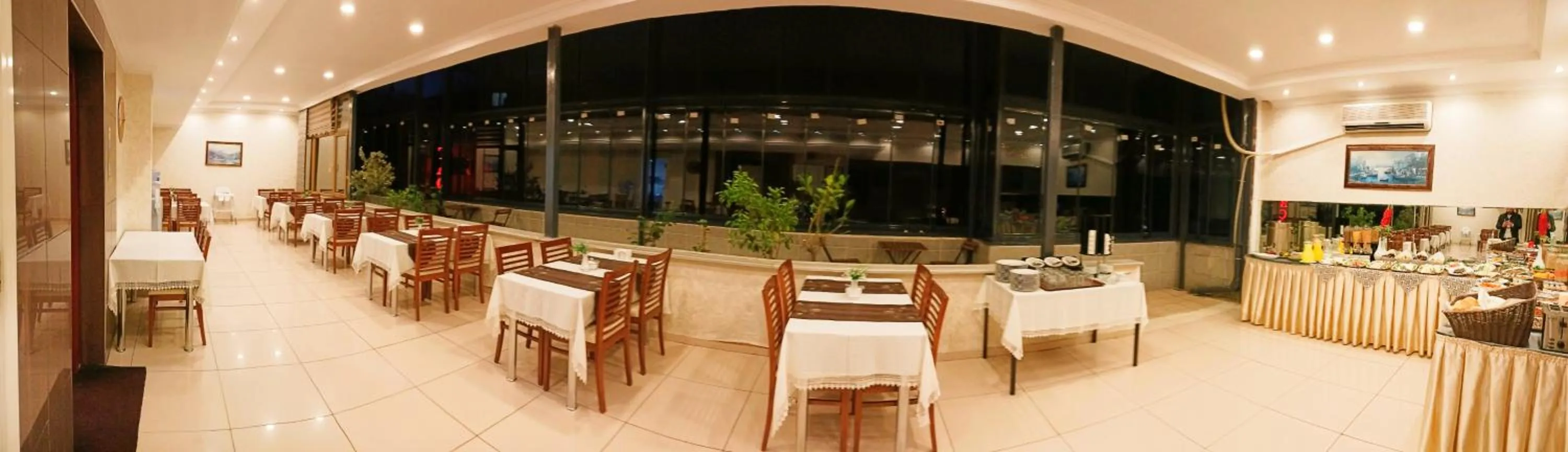 Restaurant/places to eat in Ceylan Hotel