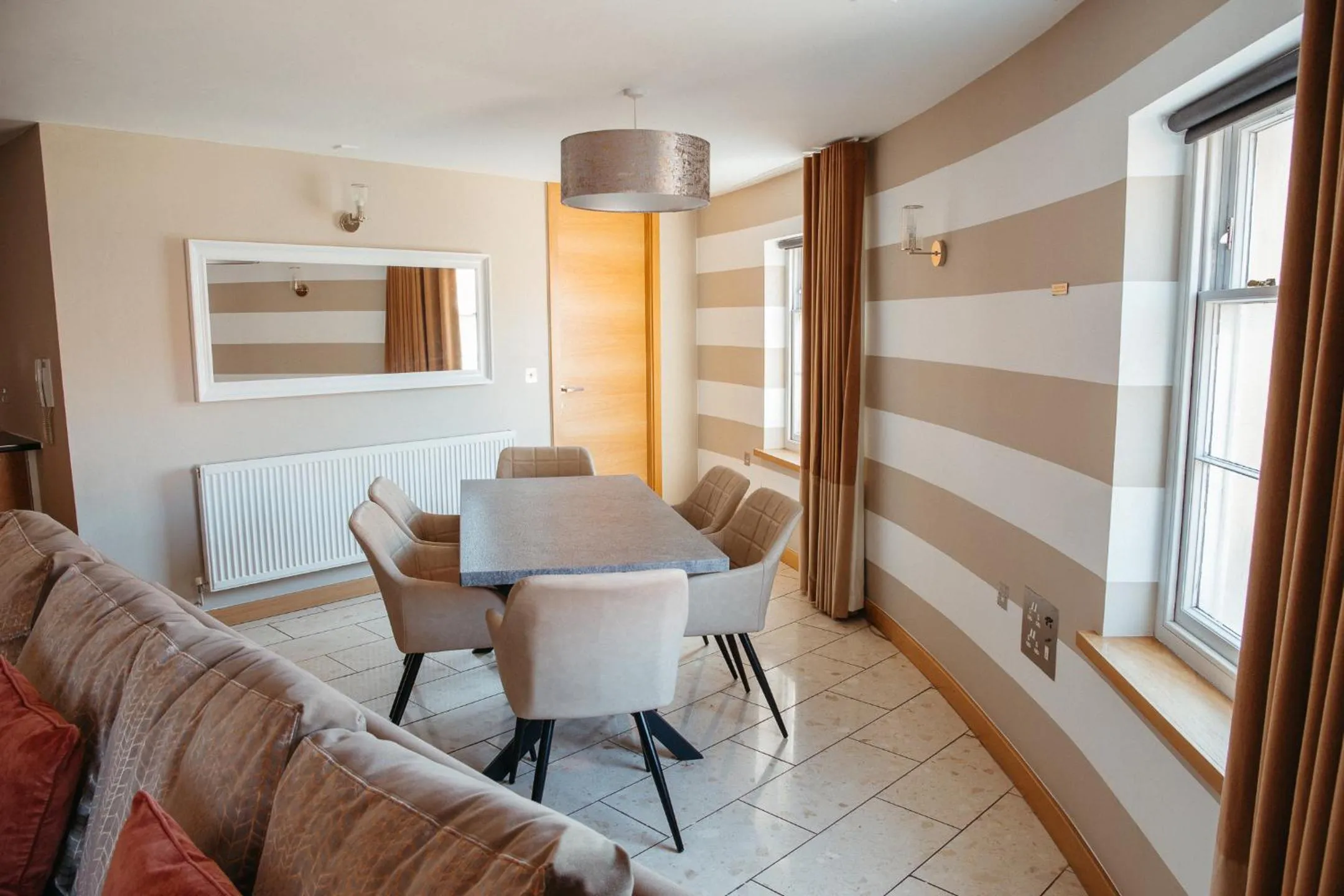 Dining area in Posh Pads - Liverpool 1 - Apart-Hotel