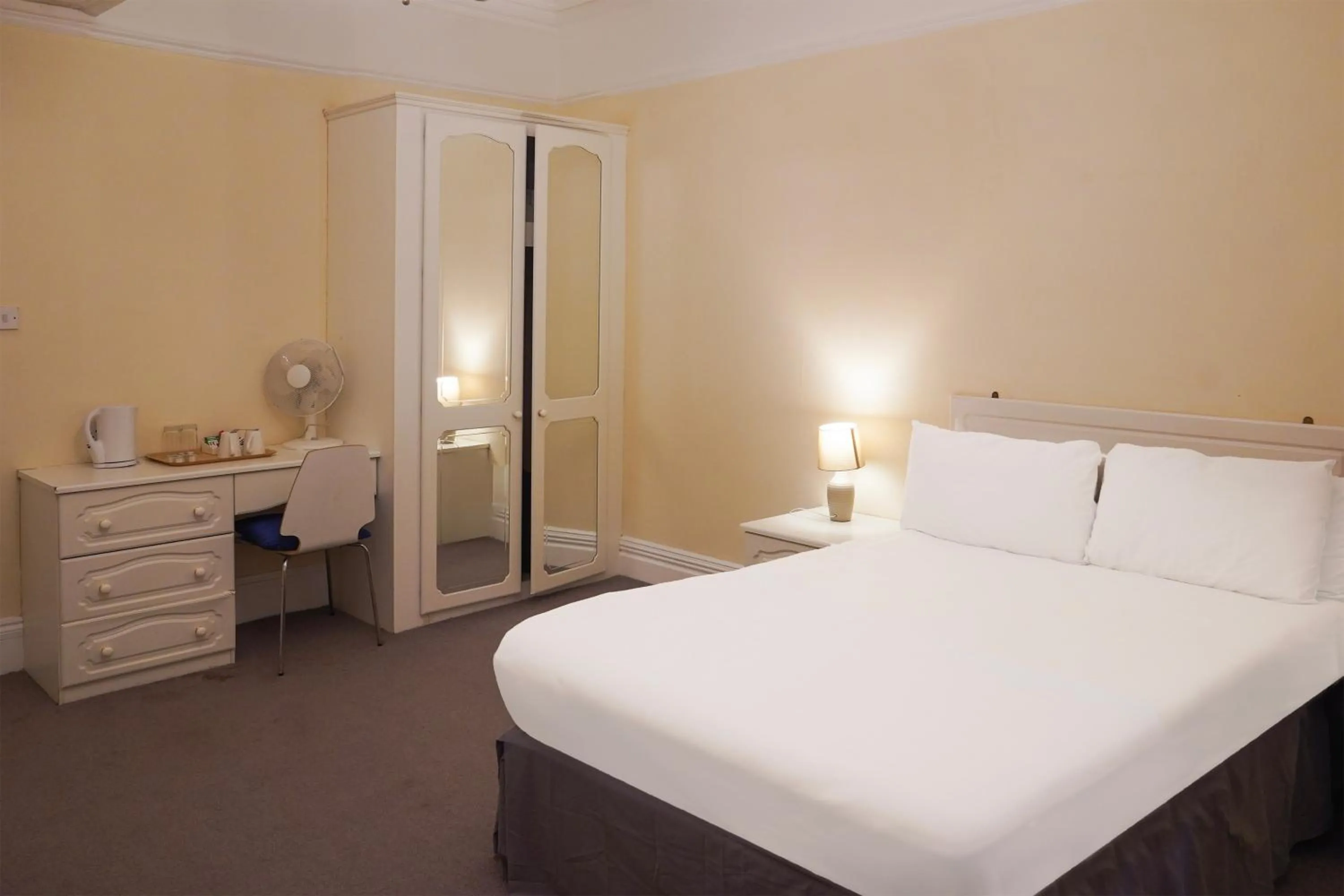 Bedroom, Bed in OYO Langford Hotel, Brighton & Hove