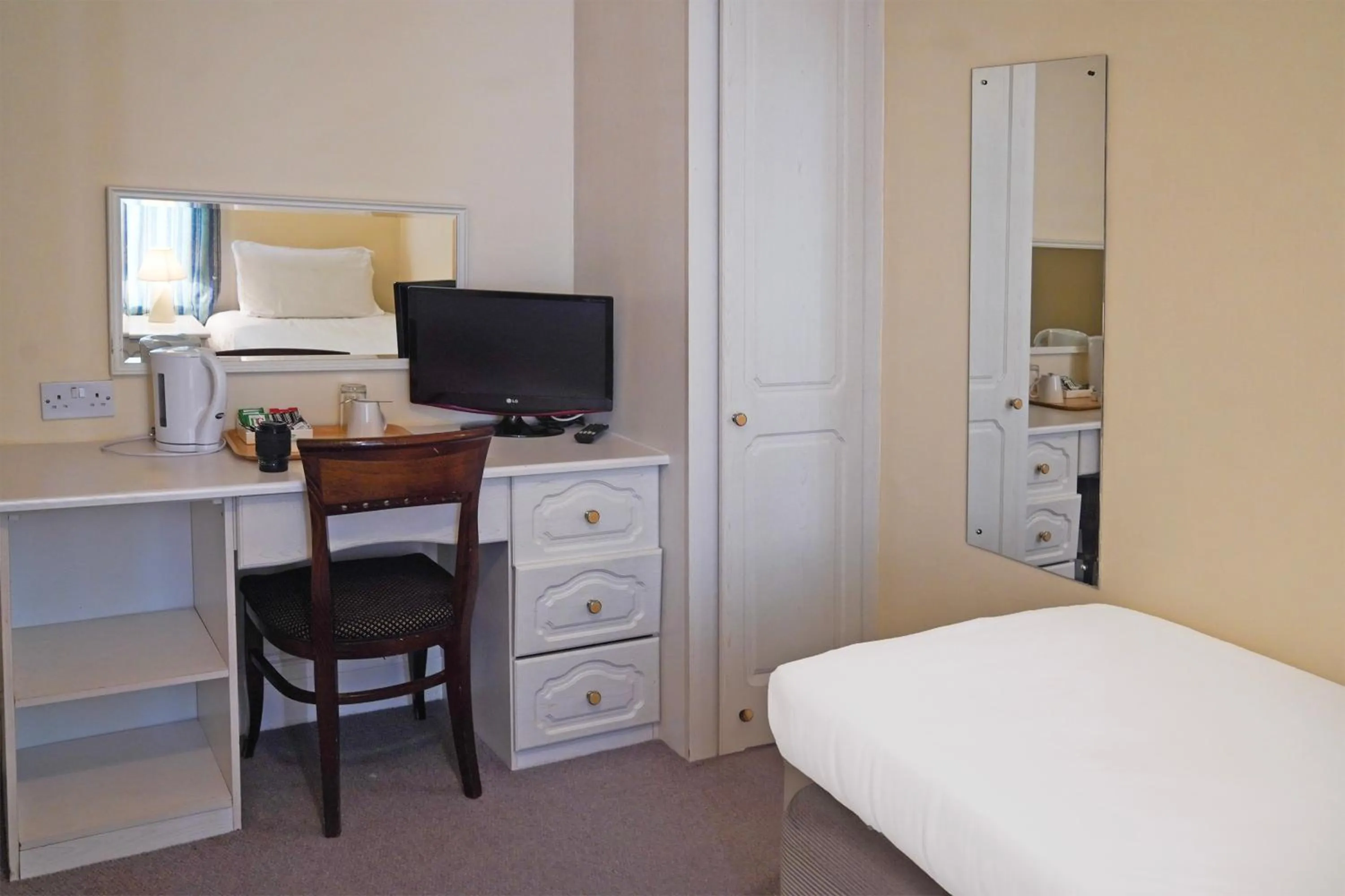 Bedroom, Bed in OYO Langford Hotel, Brighton & Hove