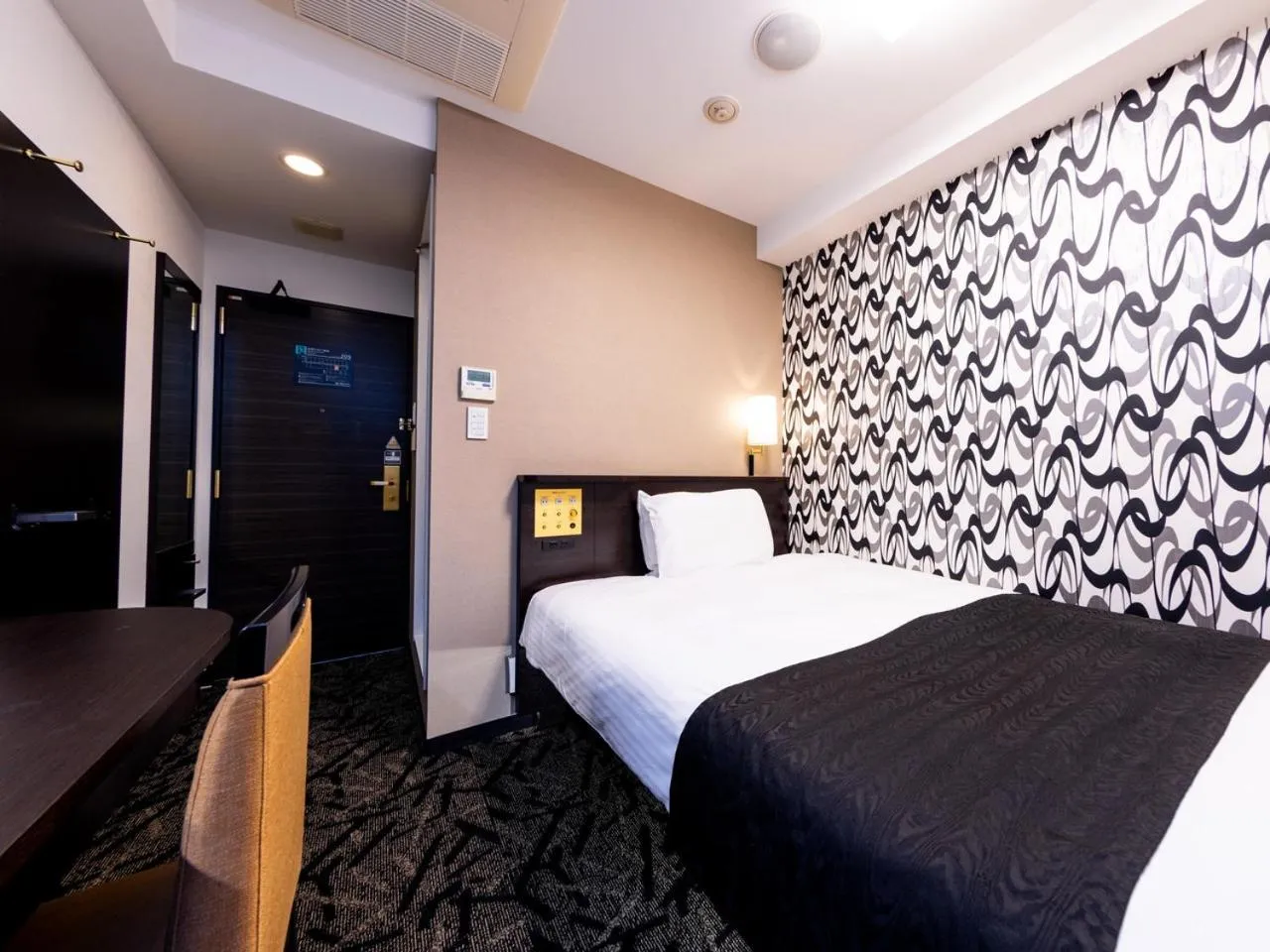 Photo of the whole room, Bed in APA Hotel Kodemmacho Ekimae
