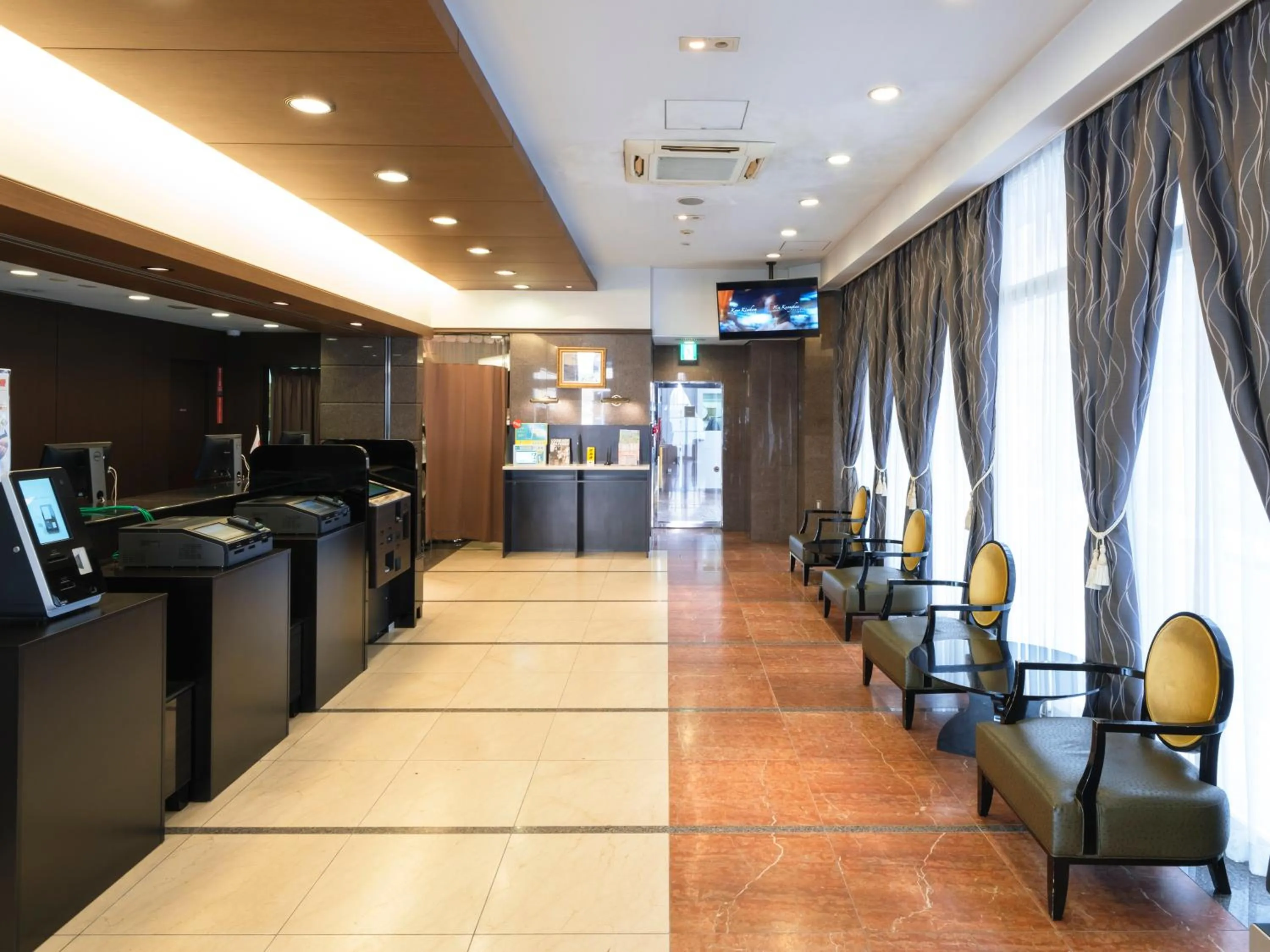 Lobby or reception in APA Hotel Yokohama Kannai