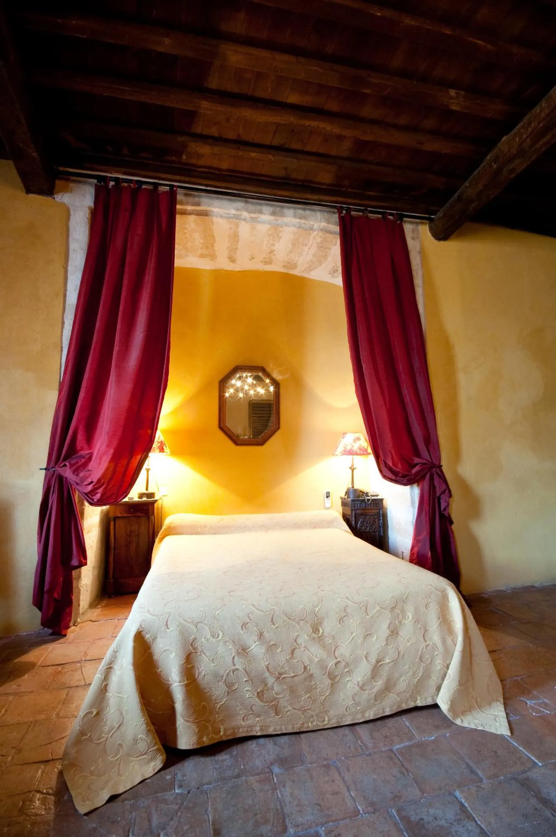 Bed in Château d'Arpaillargues - TERITORIA