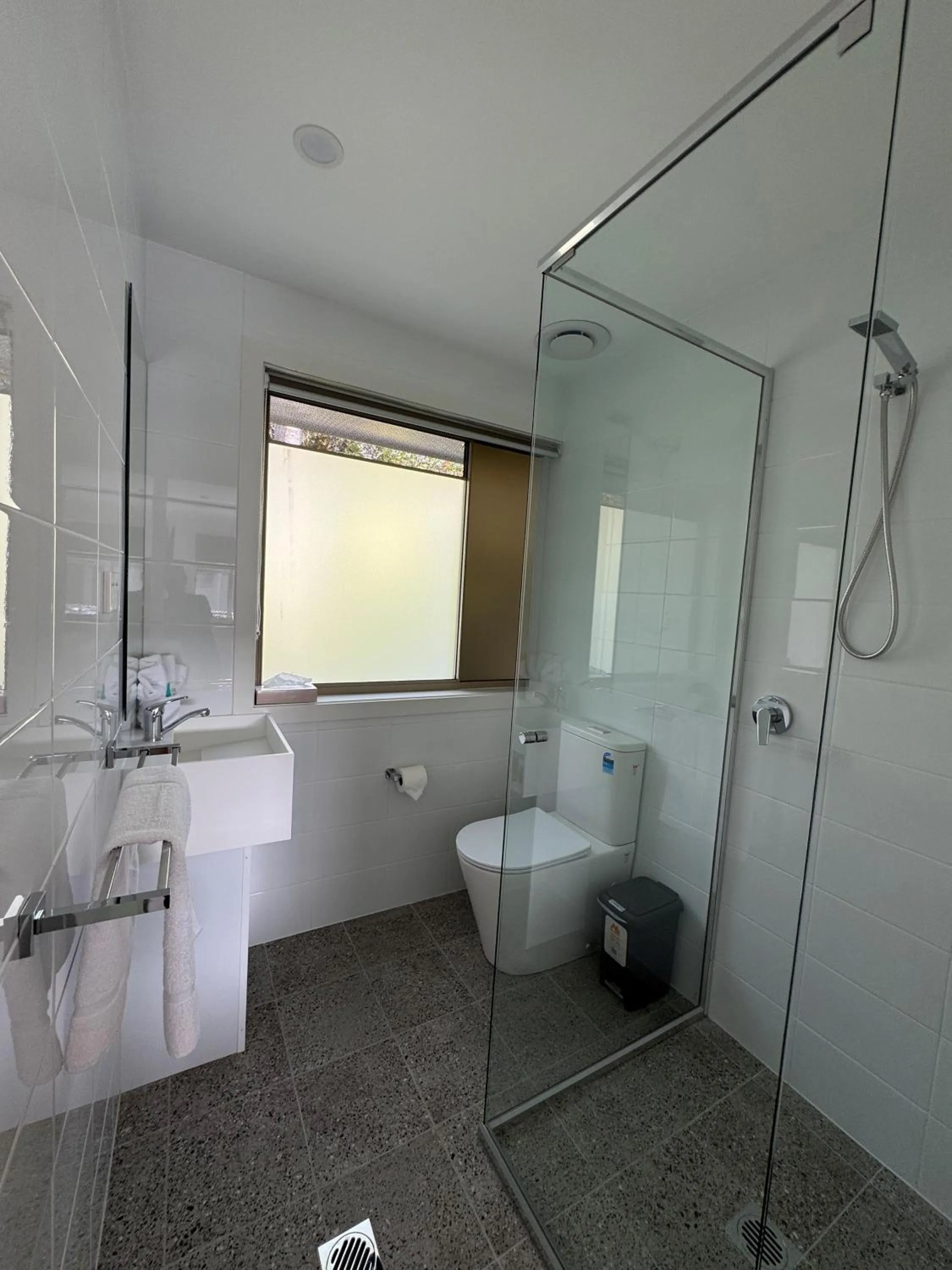 Shower in Golf View Motel