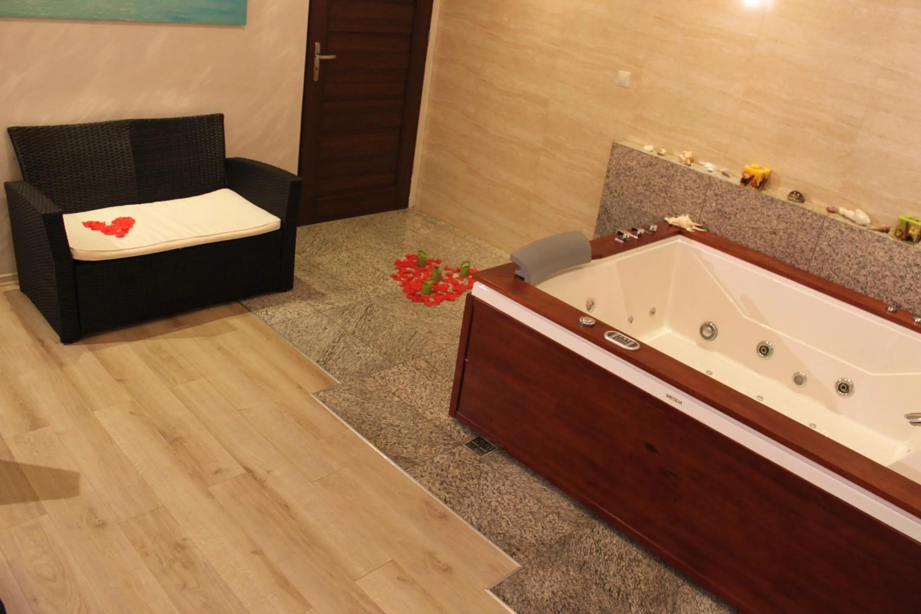 Hot Tub in Hotel Monet & Rubbens