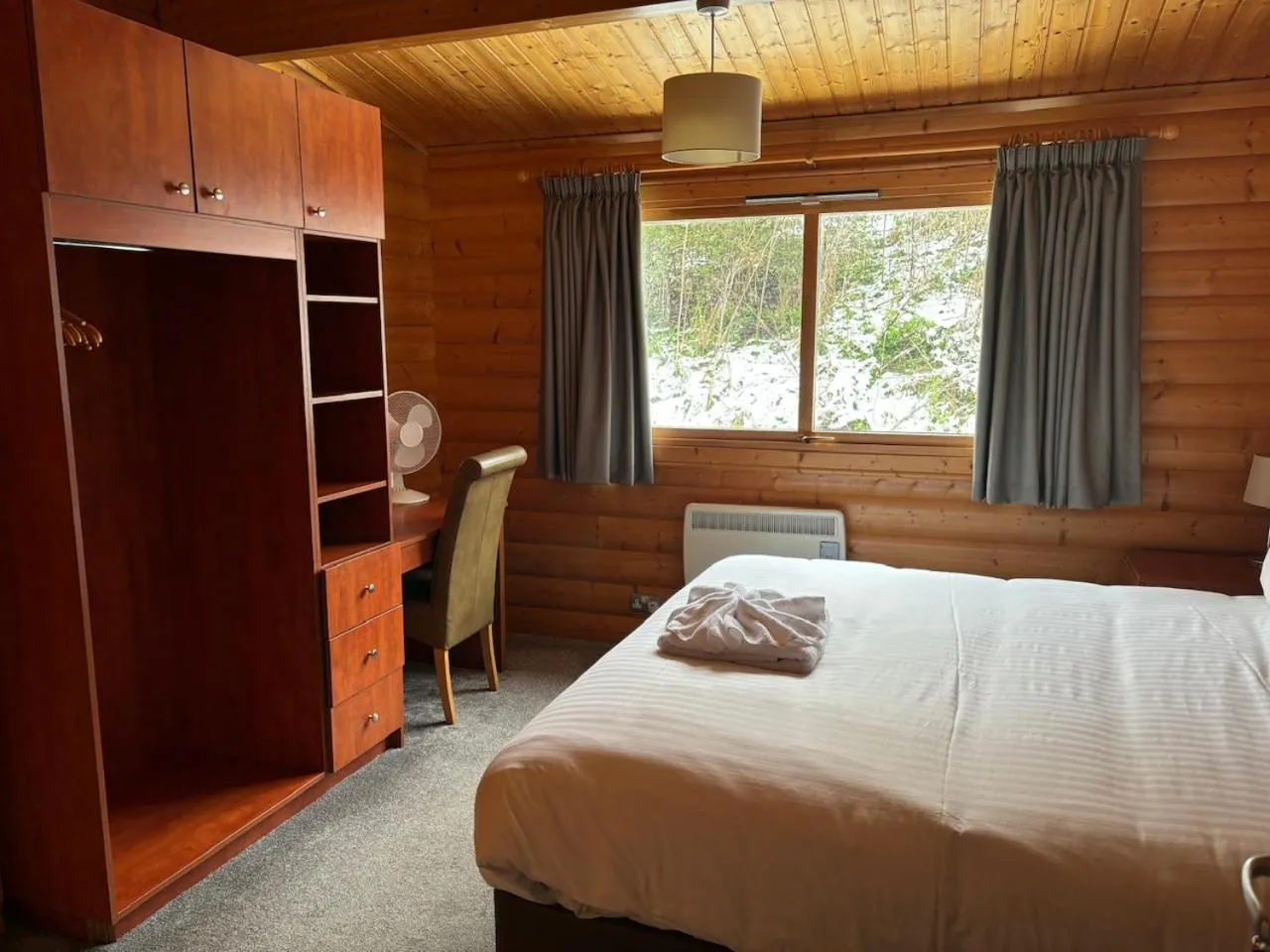 Photo of the whole room, Bed in Greetham Valley